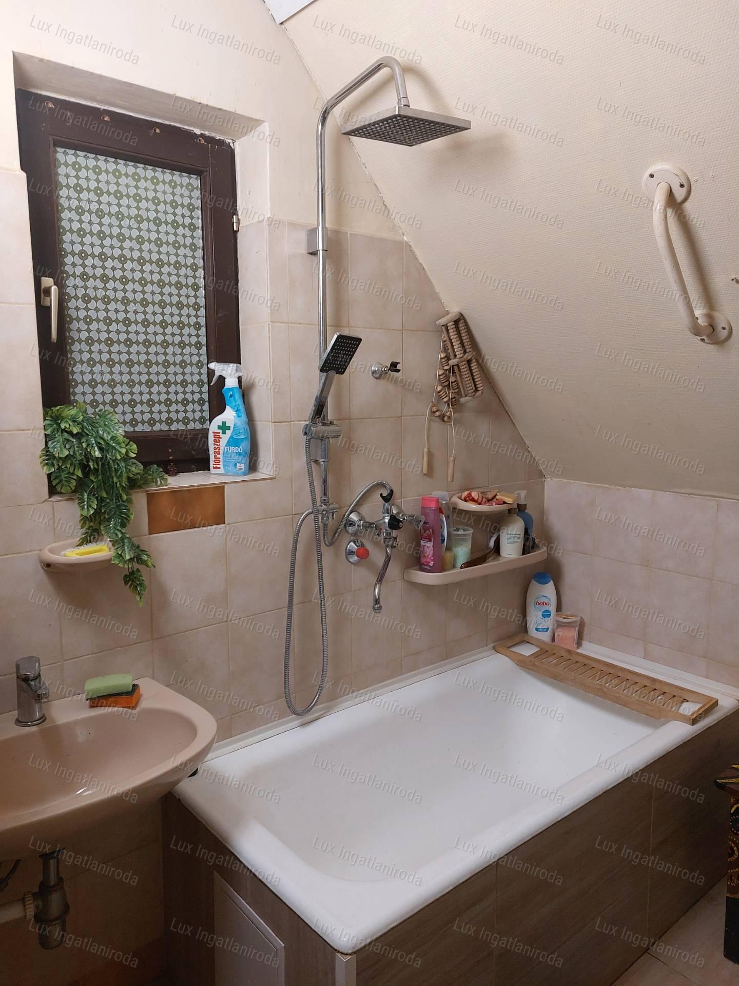 Ház Héregen, a Bikaréti dűlőben, szőlővel eladó