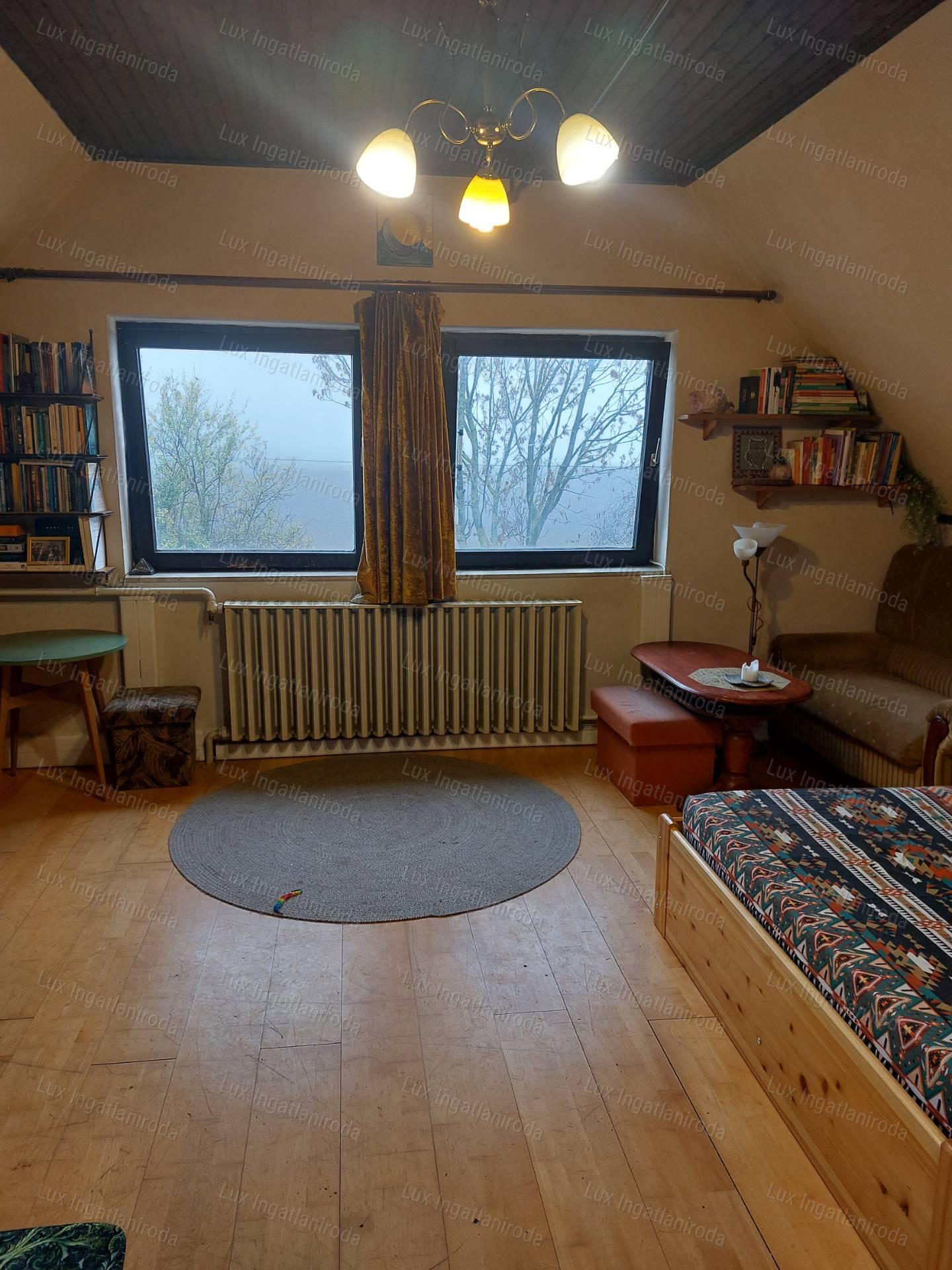 Ház Héregen, a Bikaréti dűlőben, szőlővel eladó
