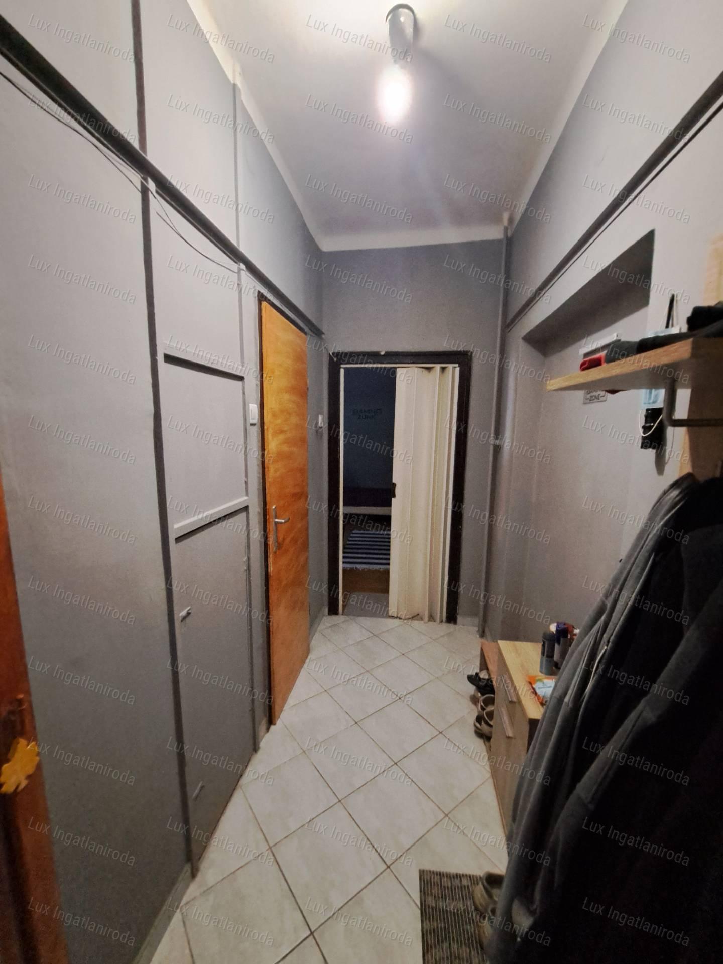 Oroszlány központi részén, eladó 1. emeleti 1 szobás öszkomfortos lakás.