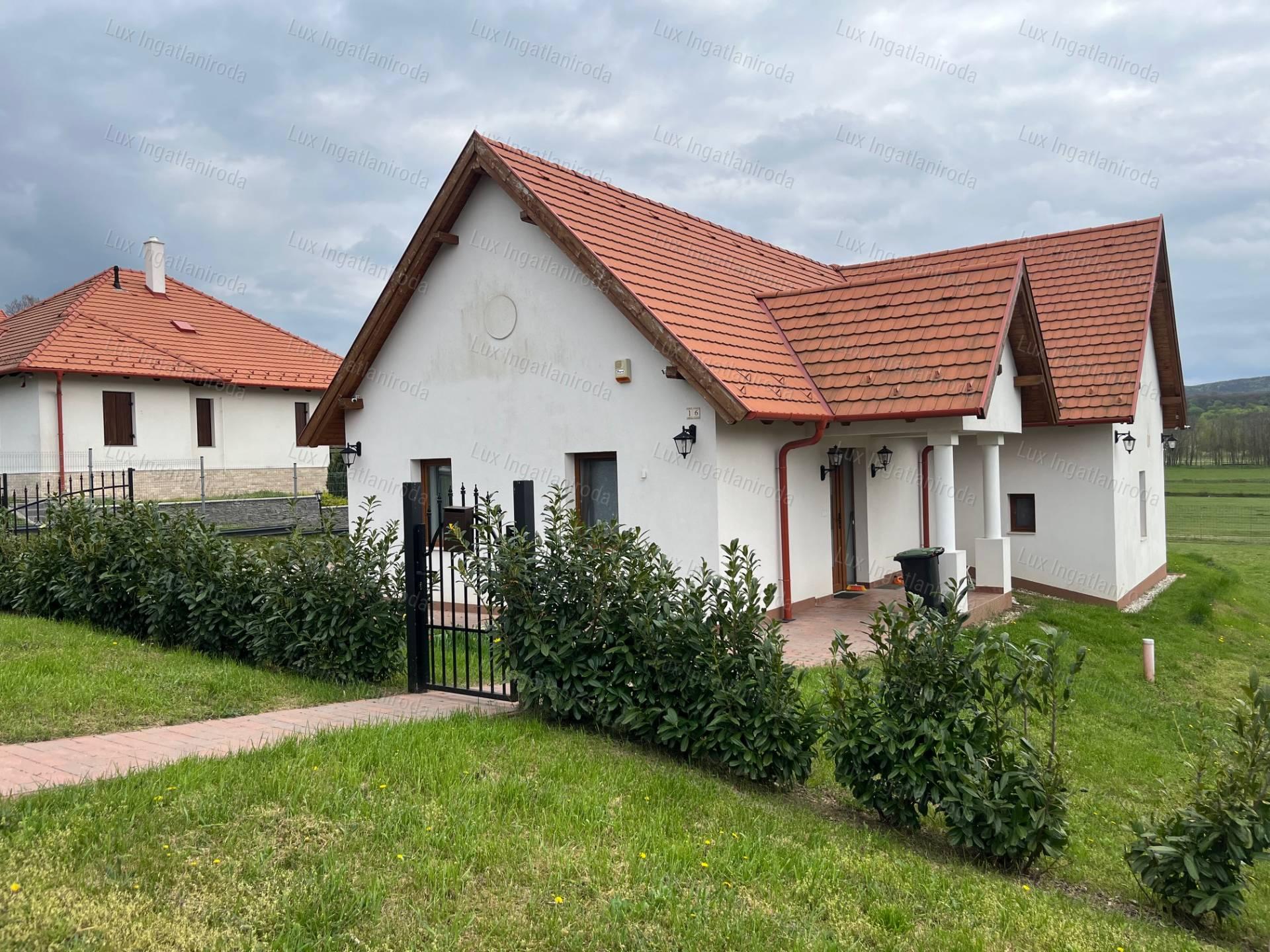 Vértessomlón eladó modern , újszerű családi ház - Kizárólag nálunk!