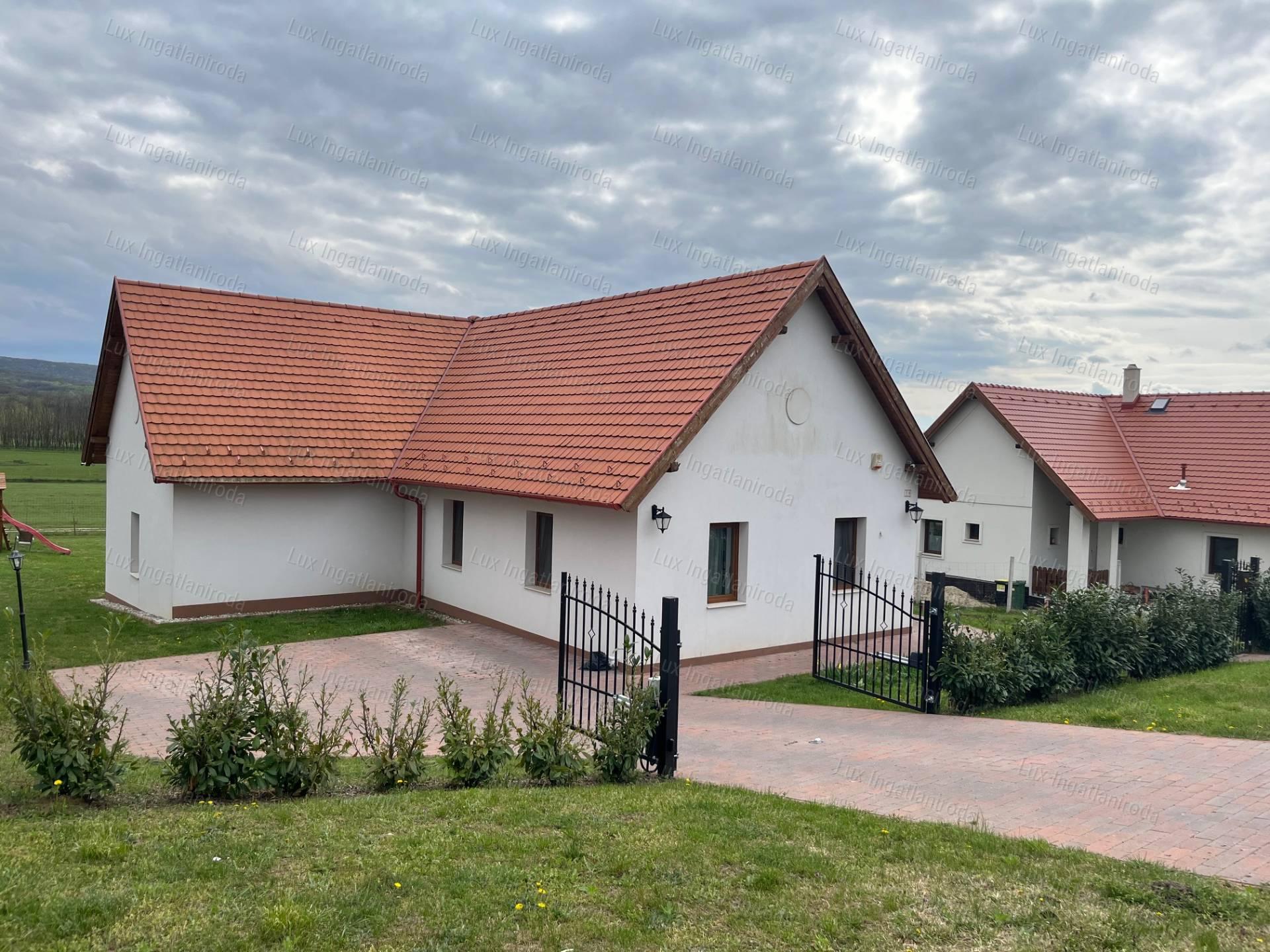 Vértessomlón eladó modern , újszerű családi ház - Kizárólag nálunk!