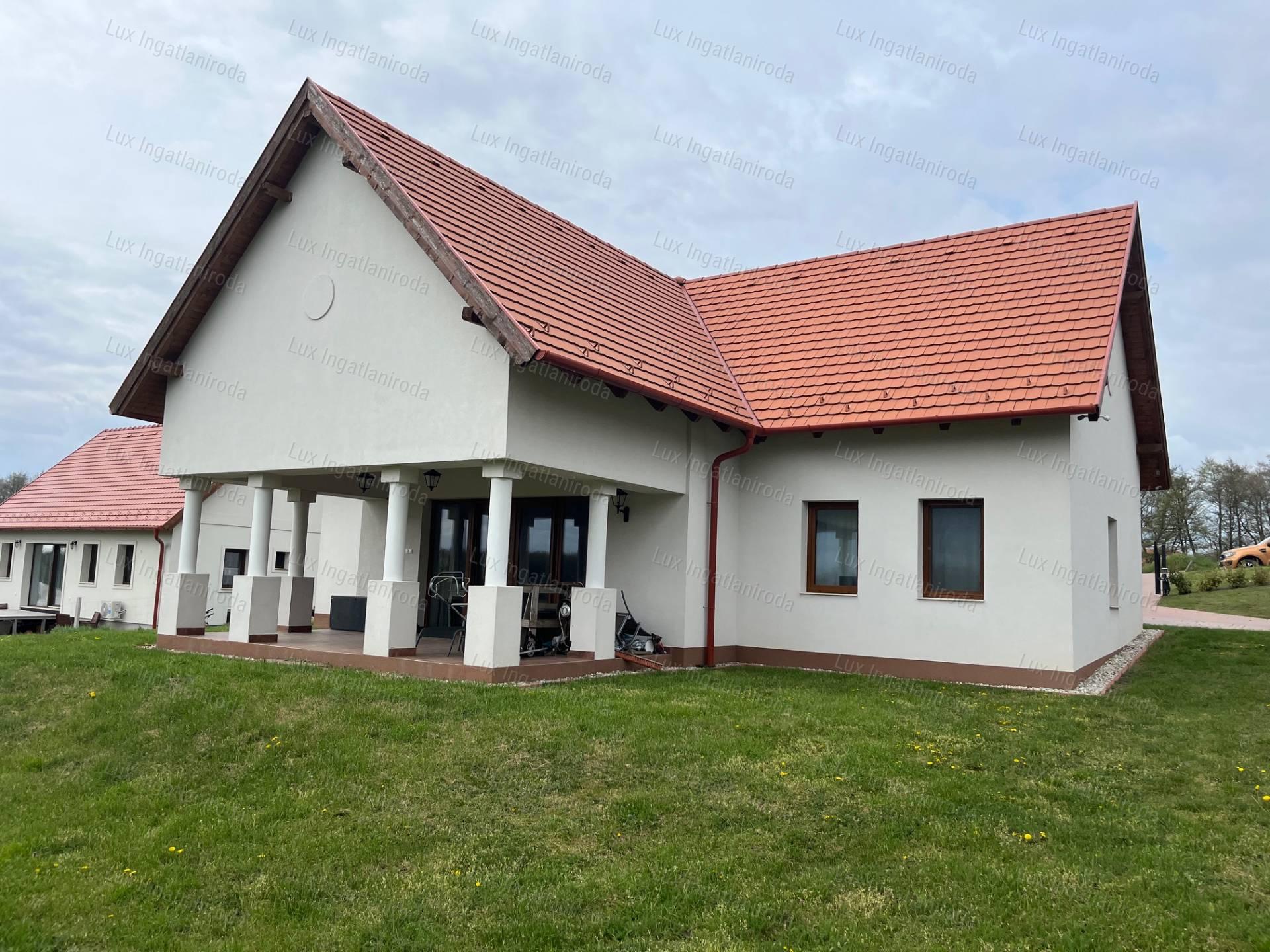 Vértessomlón eladó modern , újszerű családi ház - Kizárólag nálunk!