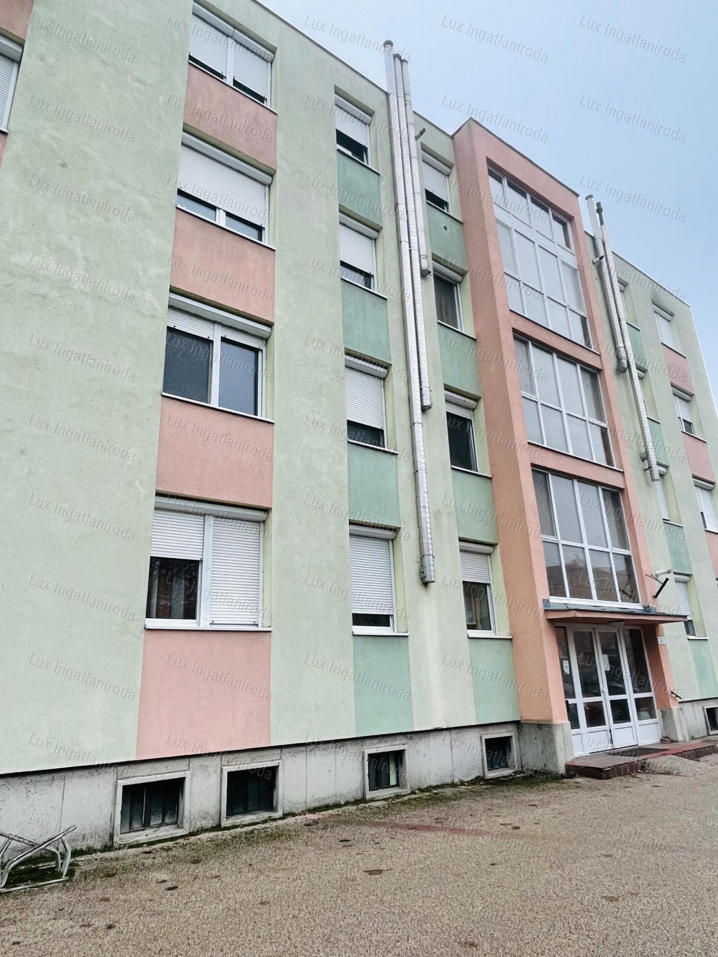 Komárom szívében 4. emeleti 55 m2-es lakást kínálok eladásra!