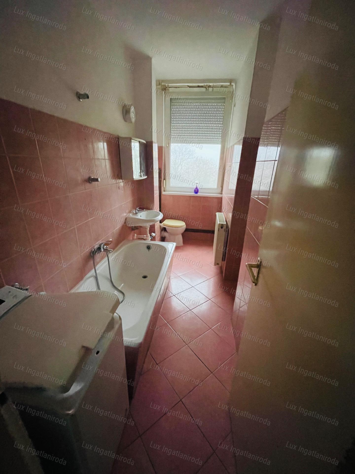 Komárom szívében 4. emeleti 55 m2-es lakást kínálok eladásra!