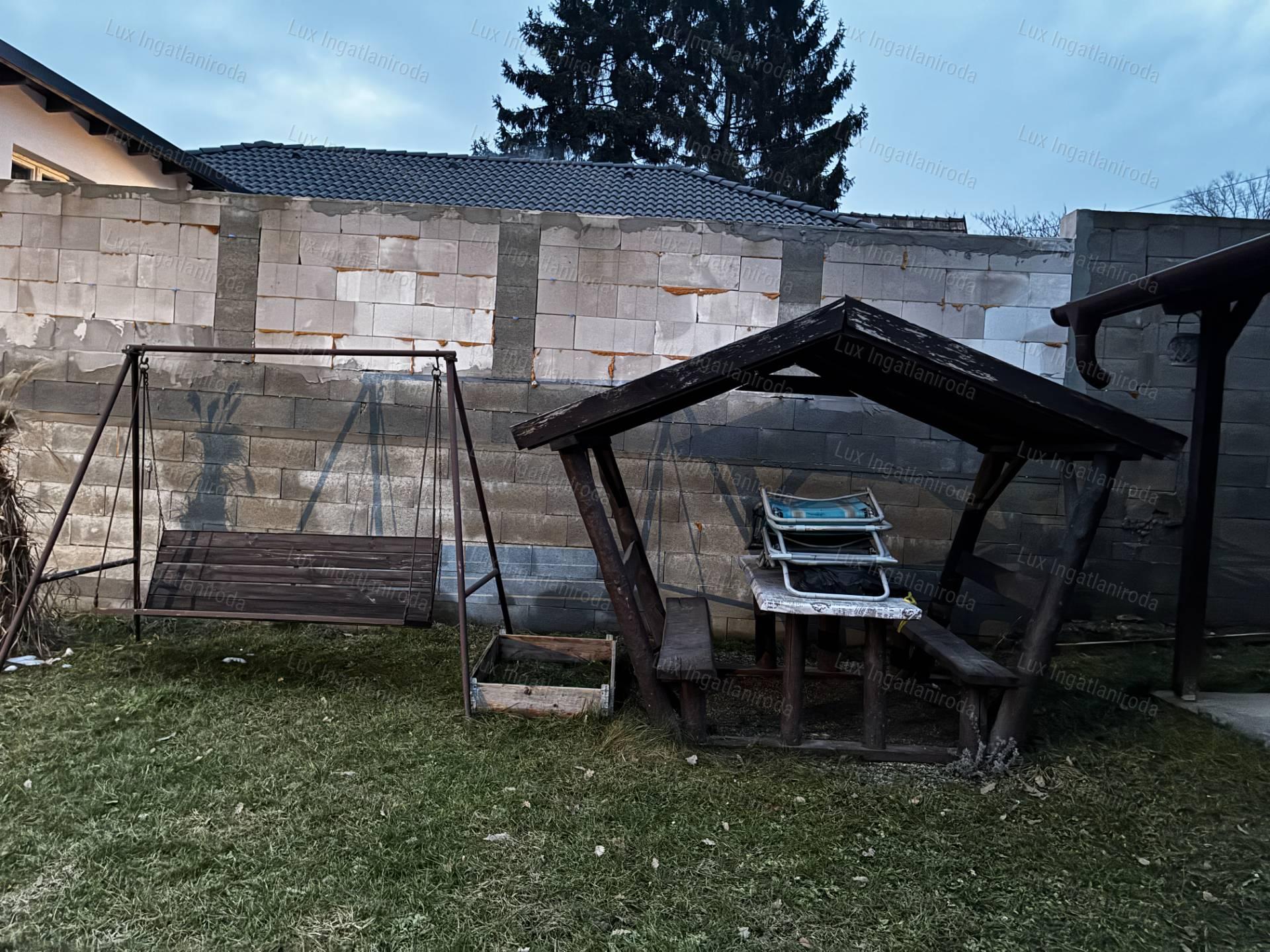 Eladó belterületi nyaraló- Tatabánya, Síkvölgy