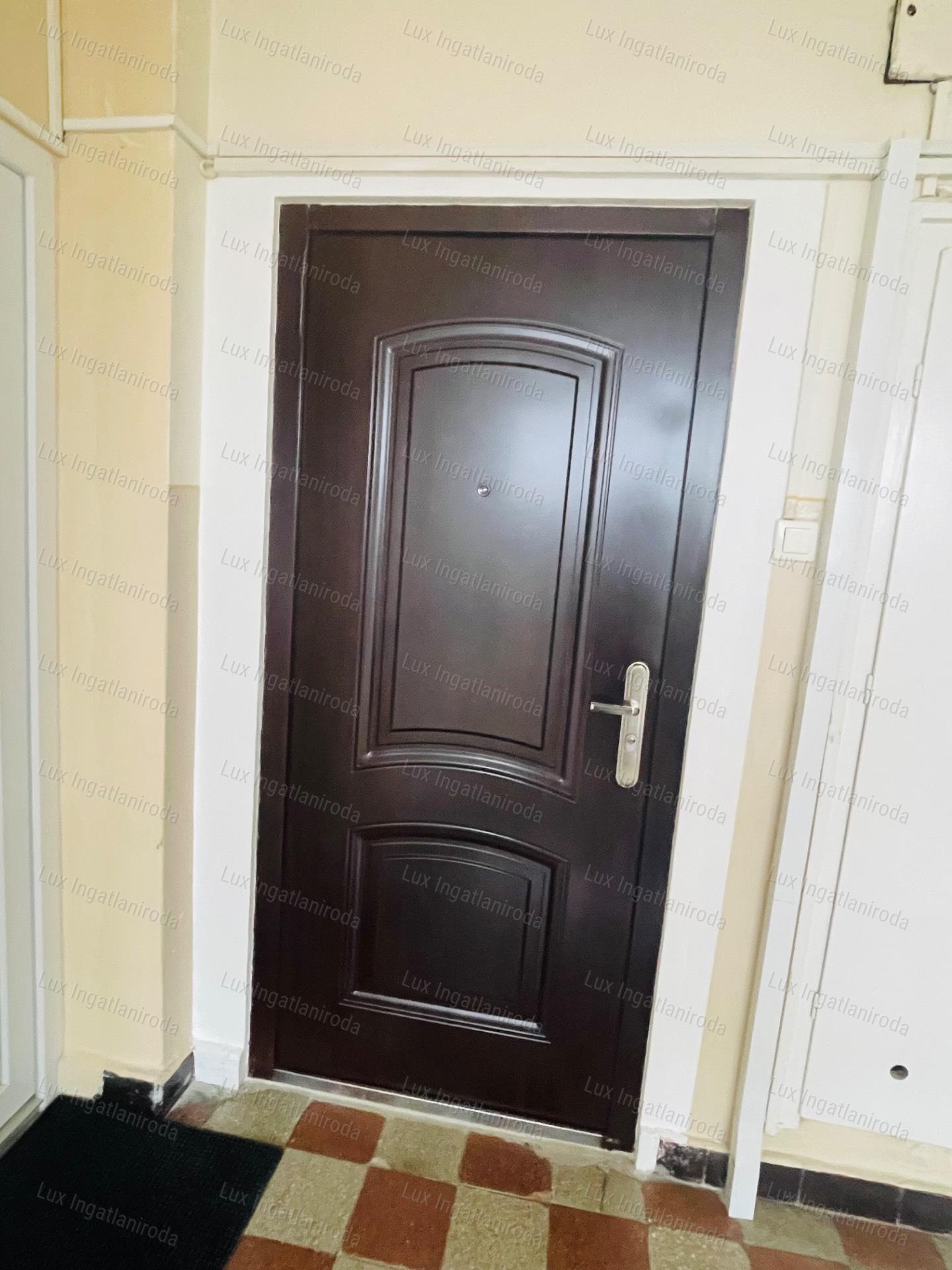 Eladó 27 m²-es, frissen felújított garzon Komárom központjában!