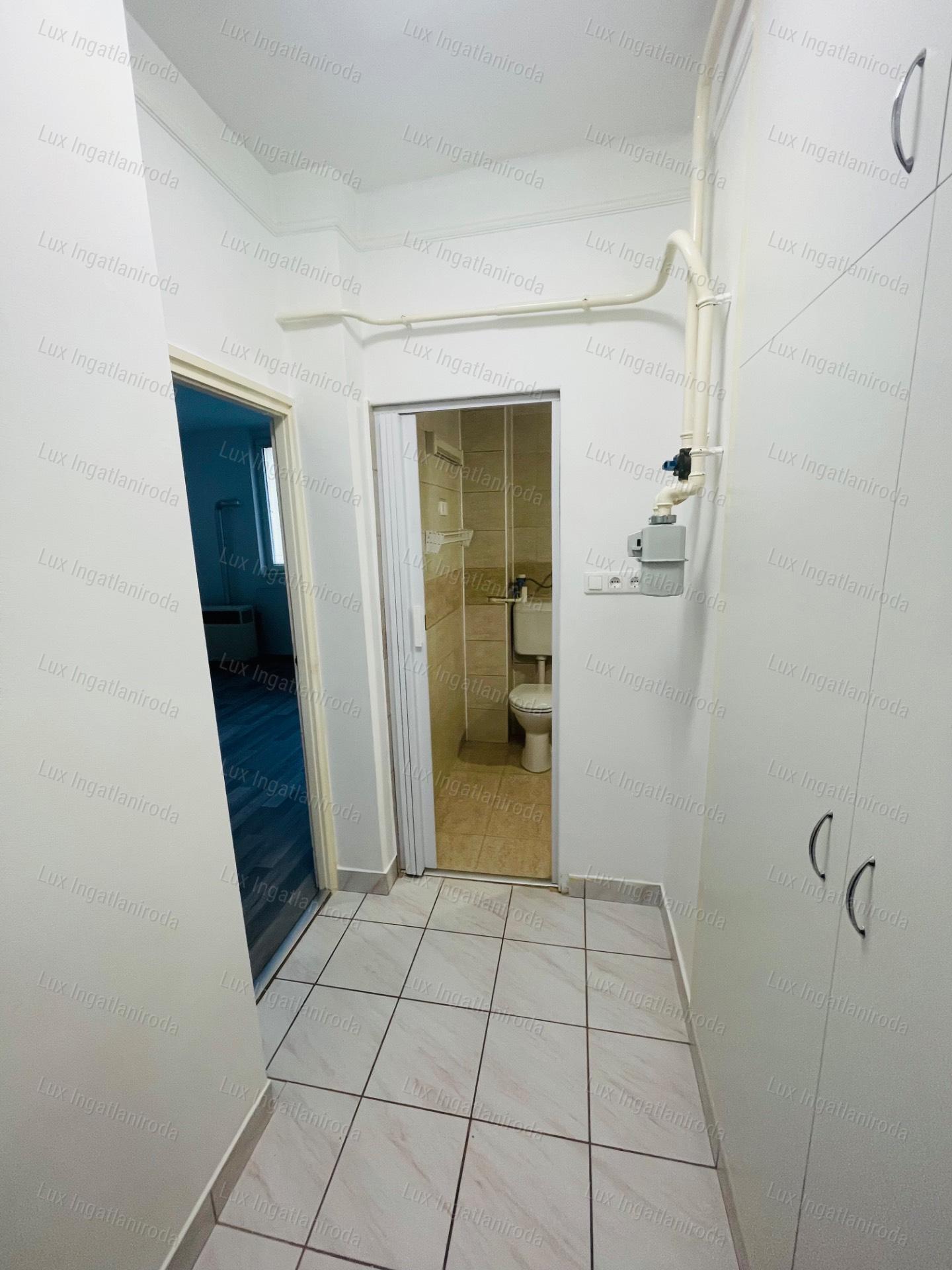 Eladó 27 m²-es, frissen felújított garzon Komárom központjában!