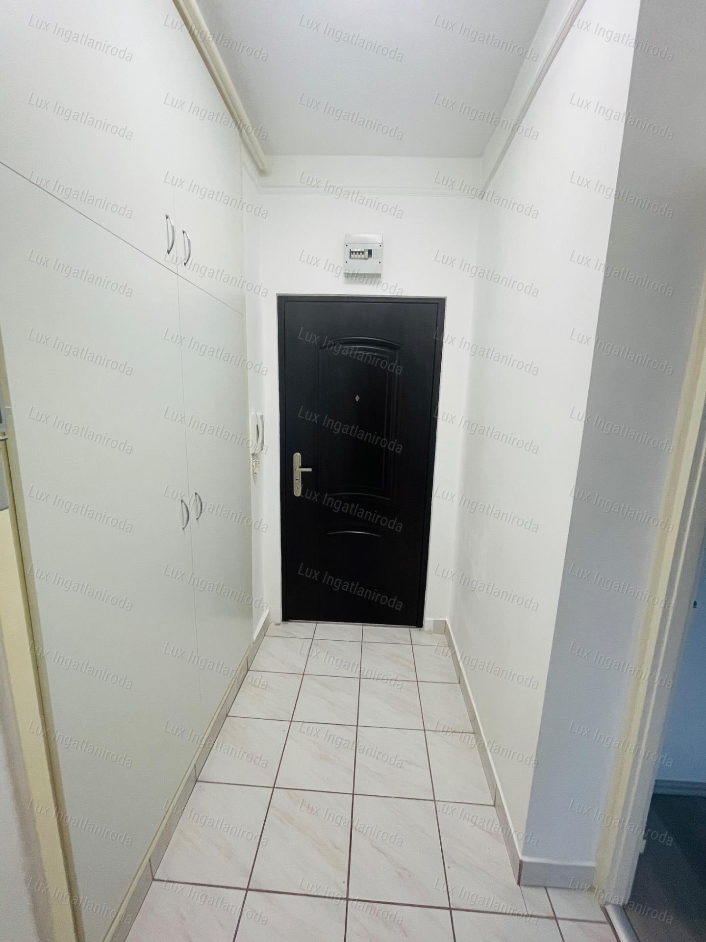 Eladó 27 m²-es, frissen felújított garzon Komárom központjában!