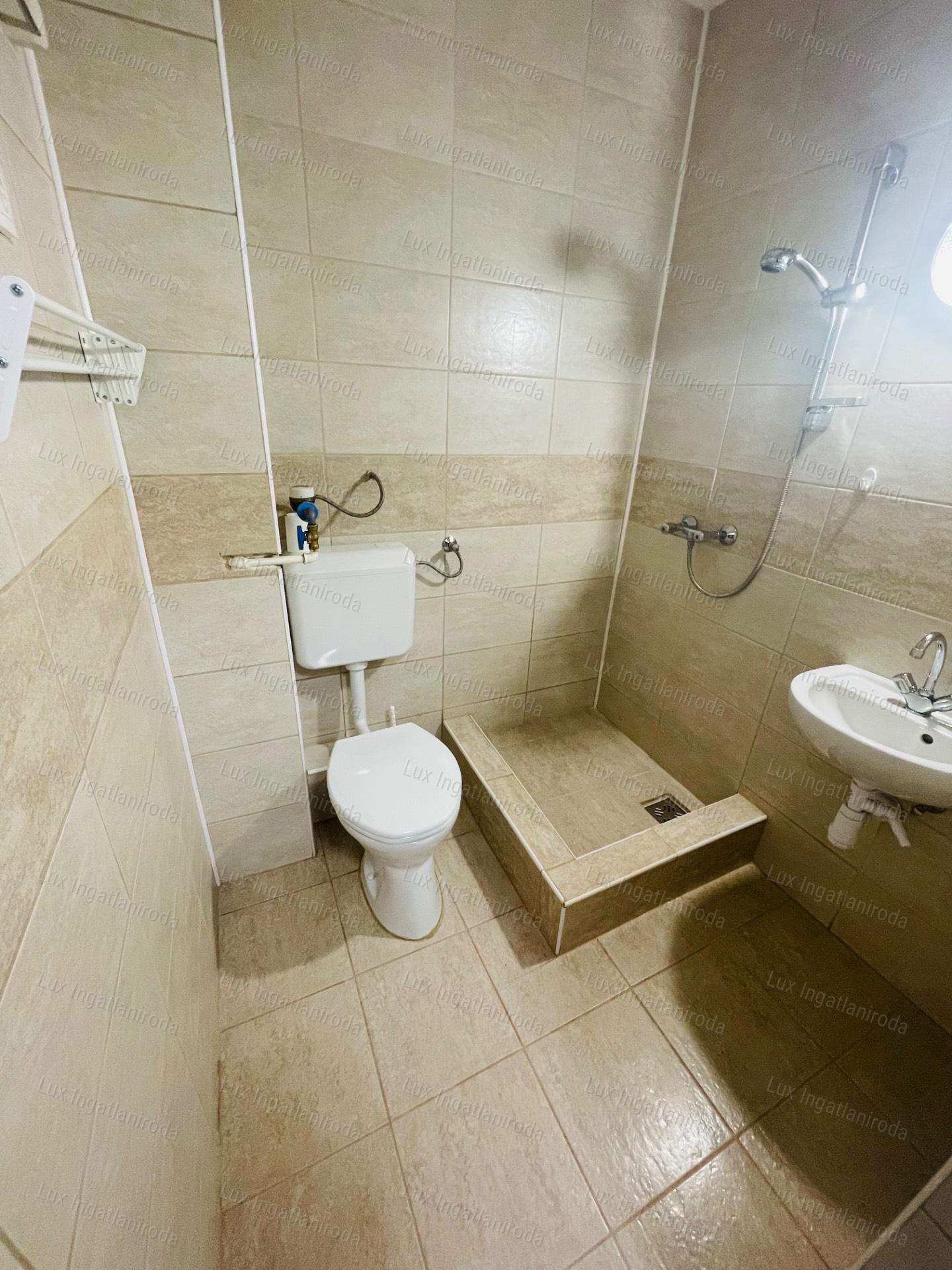 Eladó 27 m²-es, frissen felújított garzon Komárom központjában!