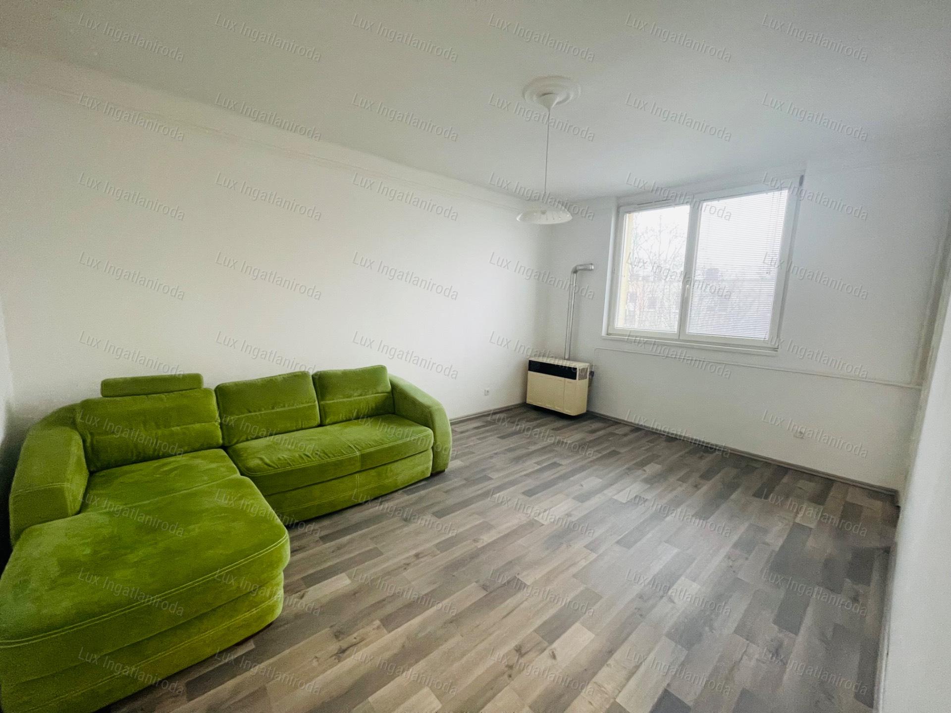 Eladó 27 m²-es, frissen felújított garzon Komárom központjában!