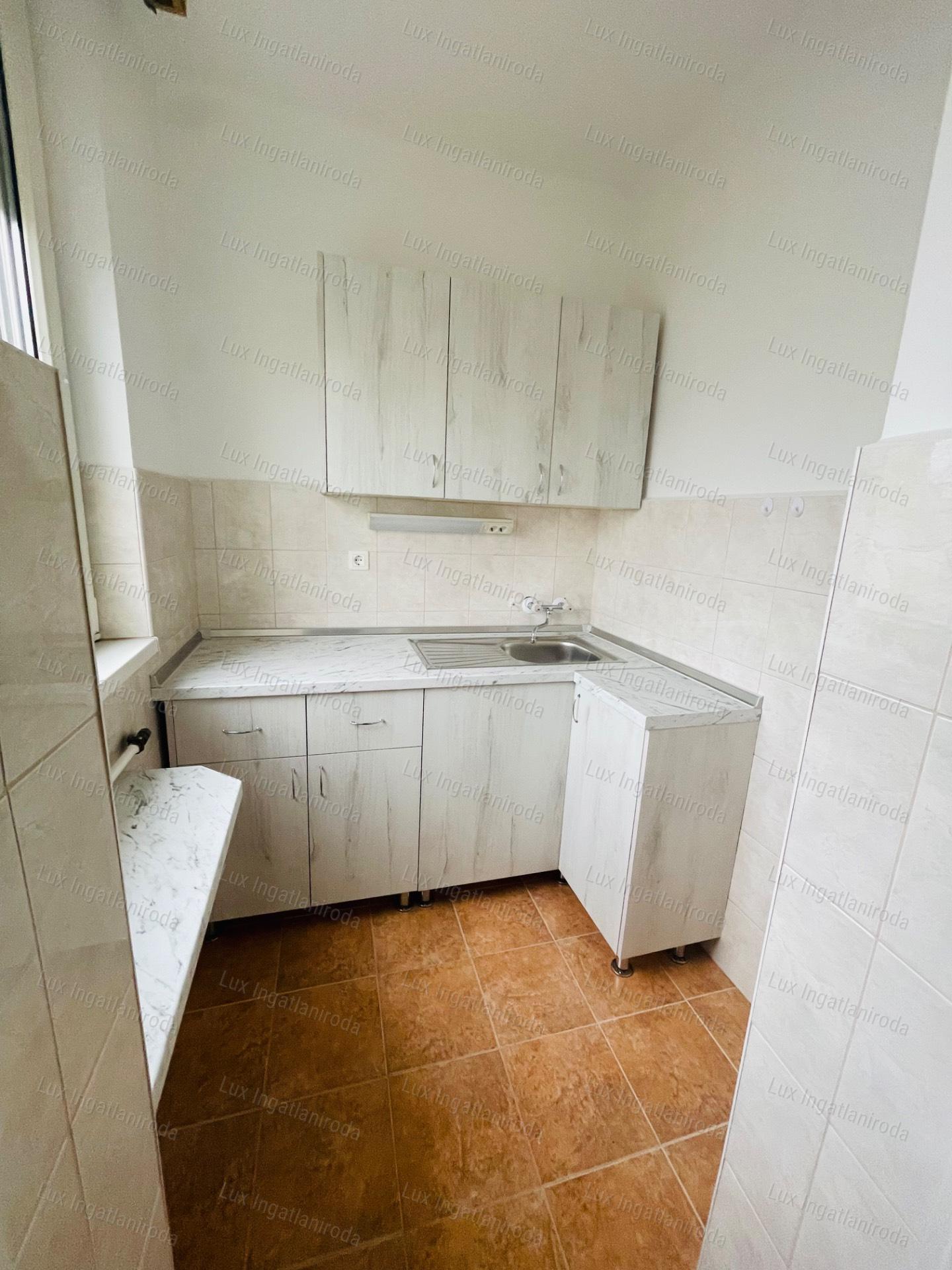 Eladó 27 m²-es, frissen felújított garzon Komárom központjában!