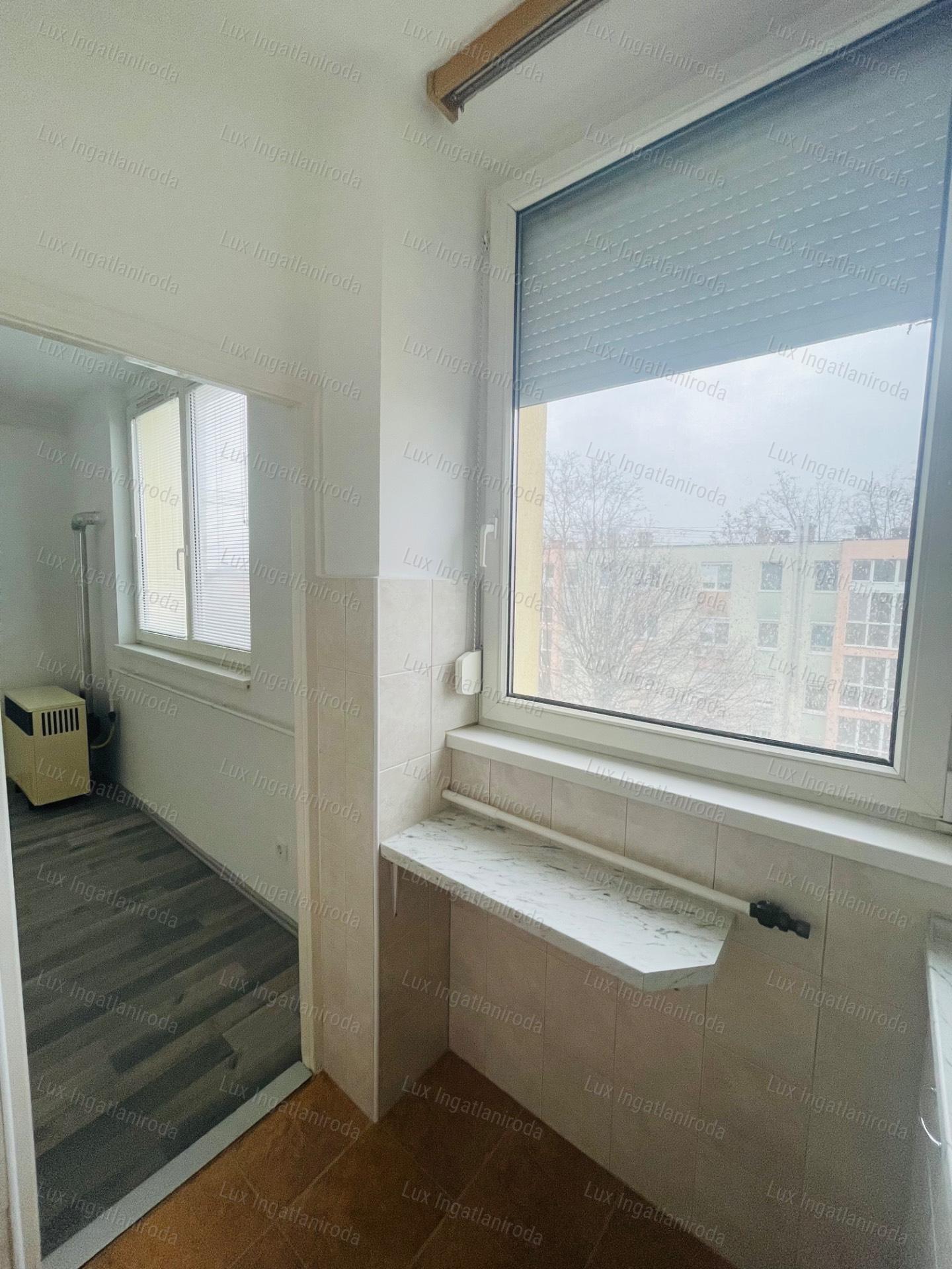 Eladó 27 m²-es, frissen felújított garzon Komárom központjában!