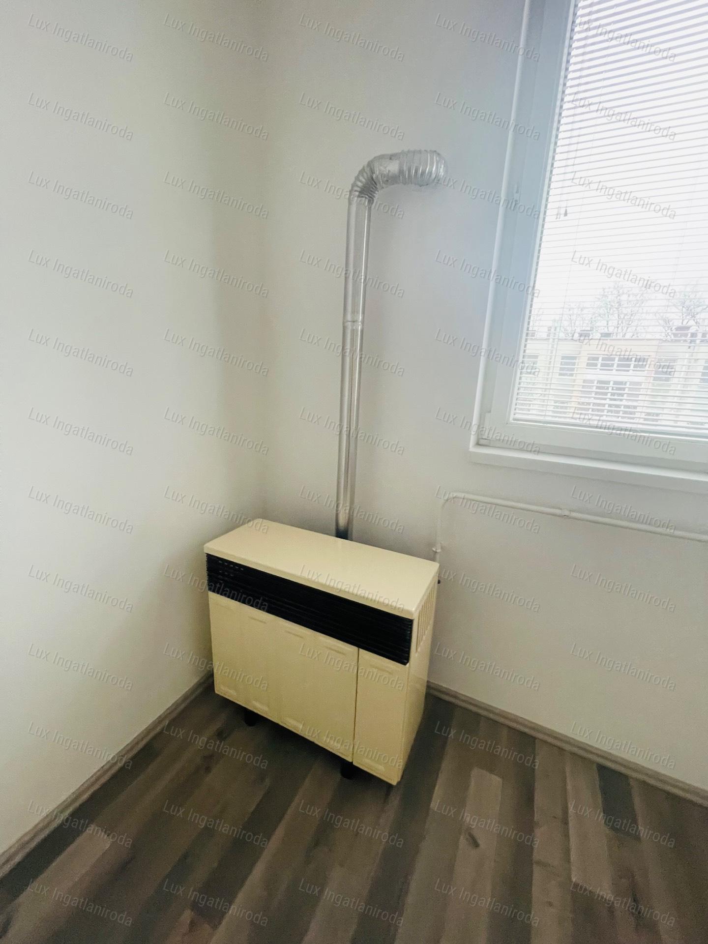 Eladó 27 m²-es, frissen felújított garzon Komárom központjában!