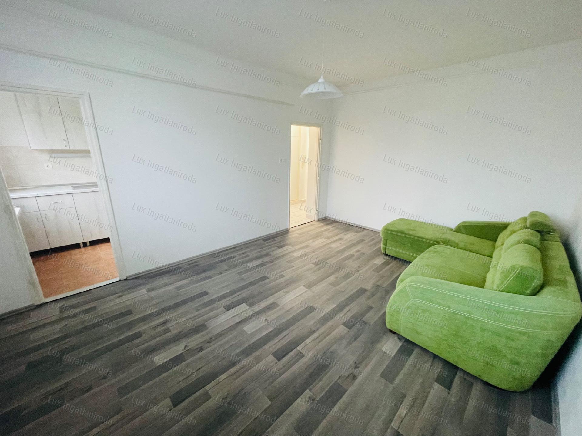 Eladó 27 m²-es, frissen felújított garzon Komárom központjában!
