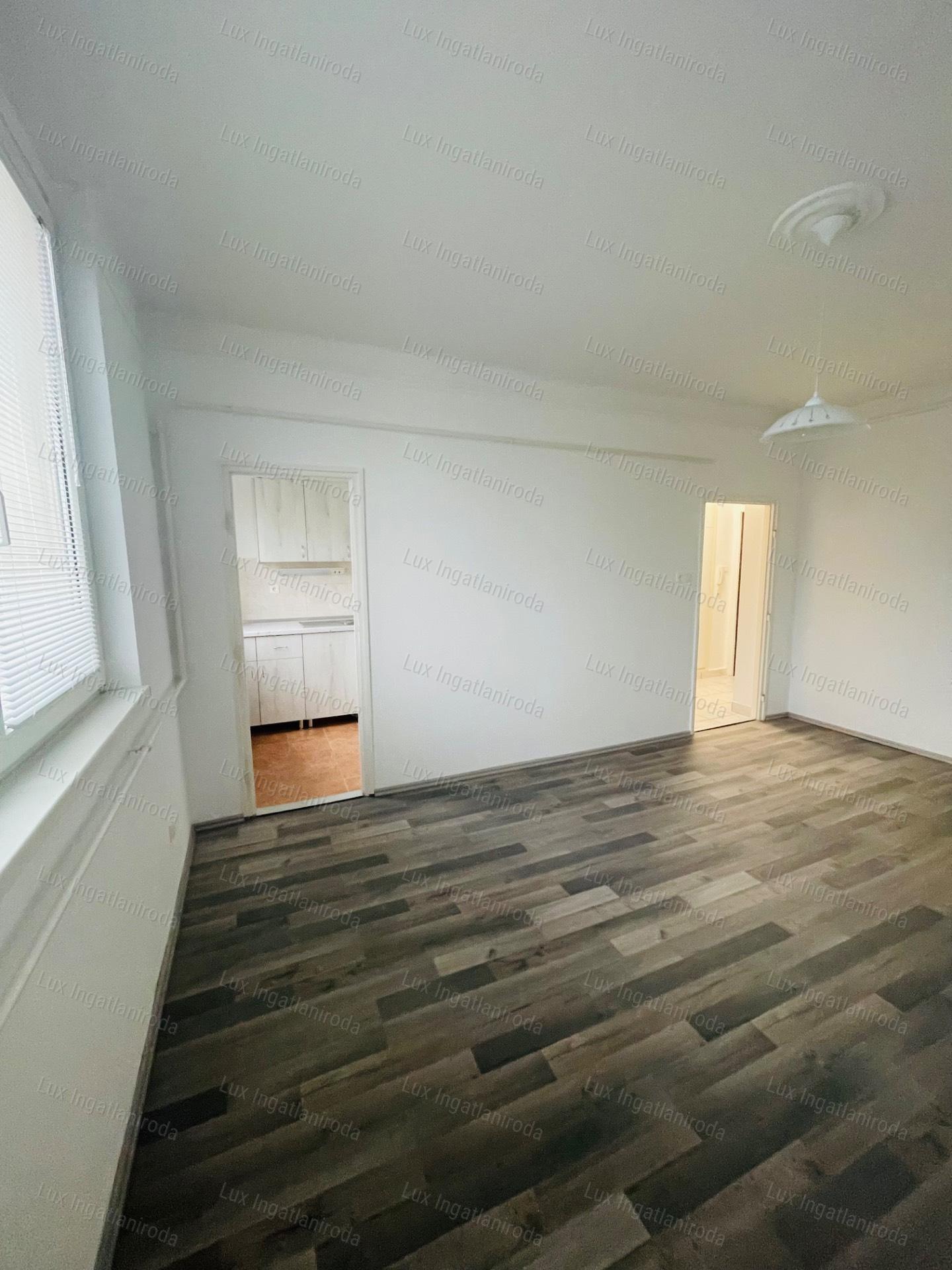 Eladó 27 m²-es, frissen felújított garzon Komárom központjában!