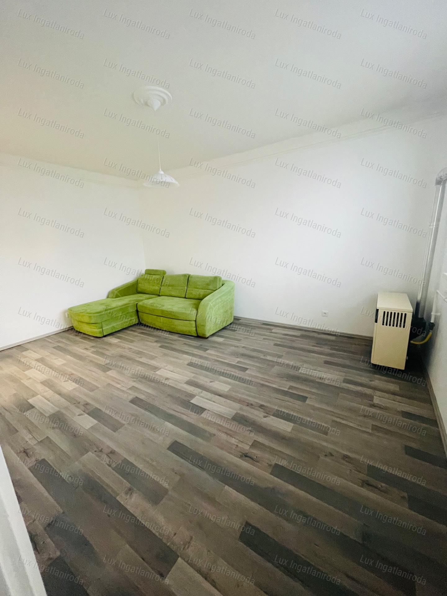 Eladó 27 m²-es, frissen felújított garzon Komárom központjában!