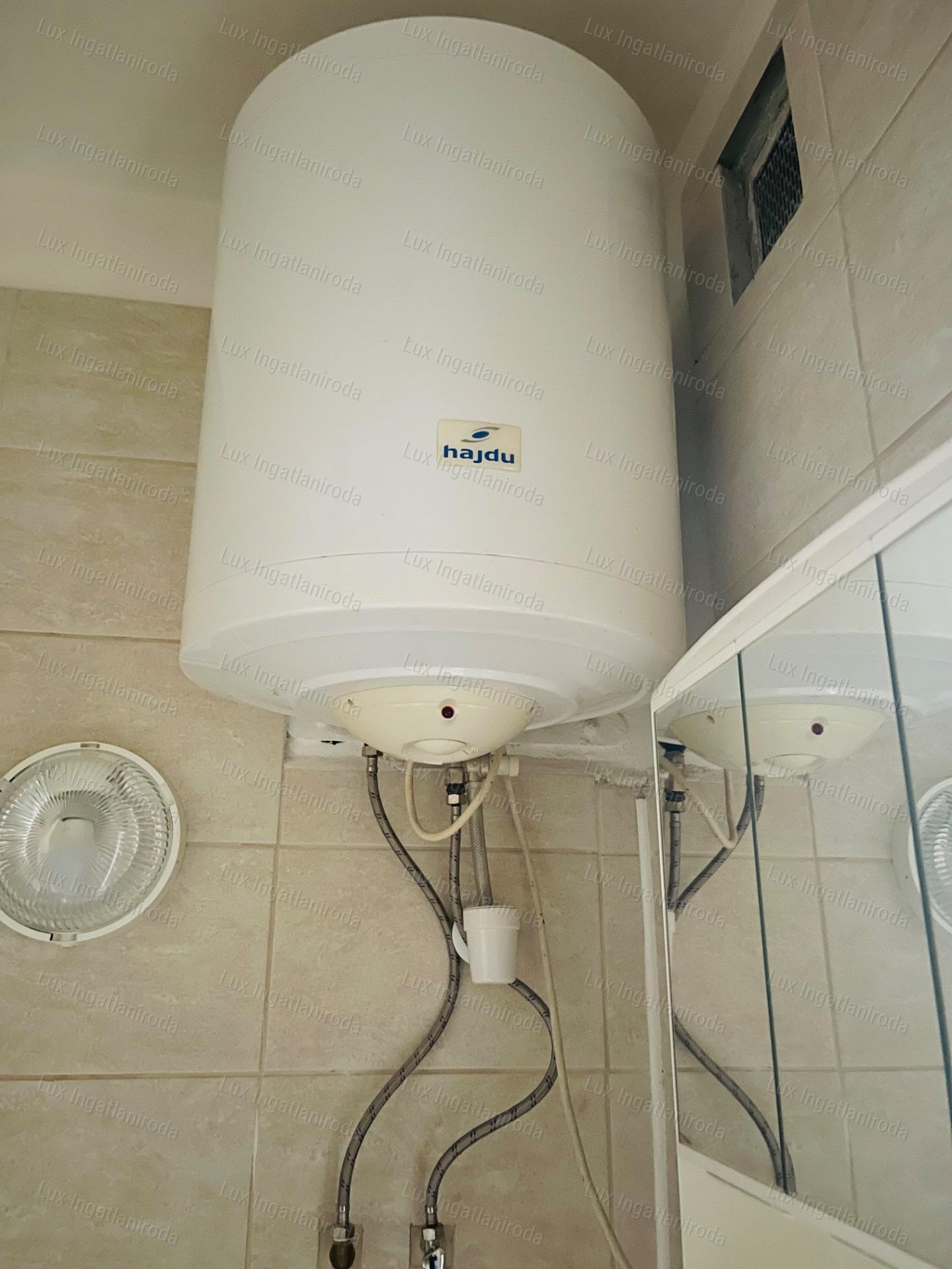Eladó 27 m²-es, frissen felújított garzon Komárom központjában!