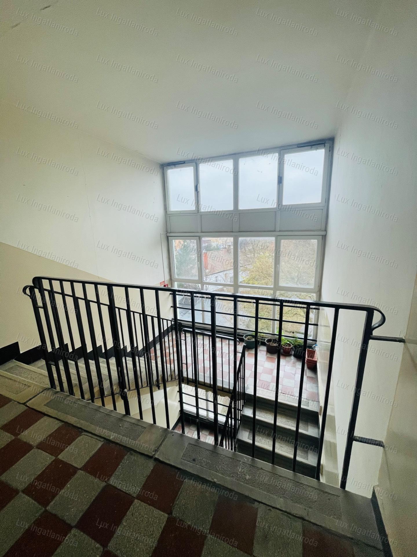 Eladó 27 m²-es, frissen felújított garzon Komárom központjában!