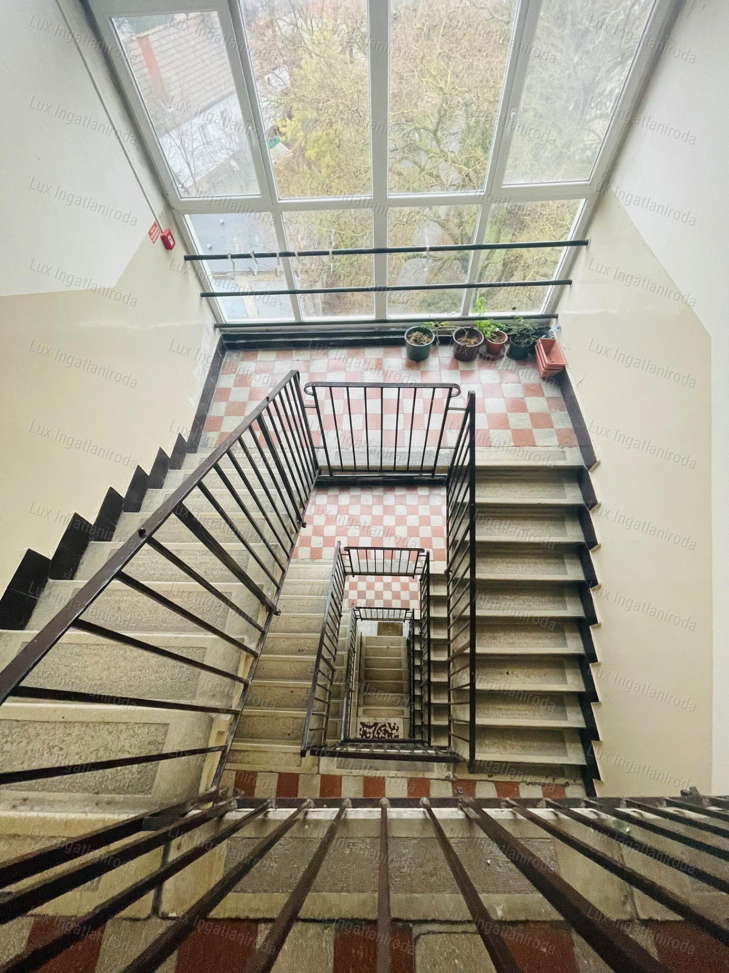 Eladó 27 m²-es, frissen felújított garzon Komárom központjában!