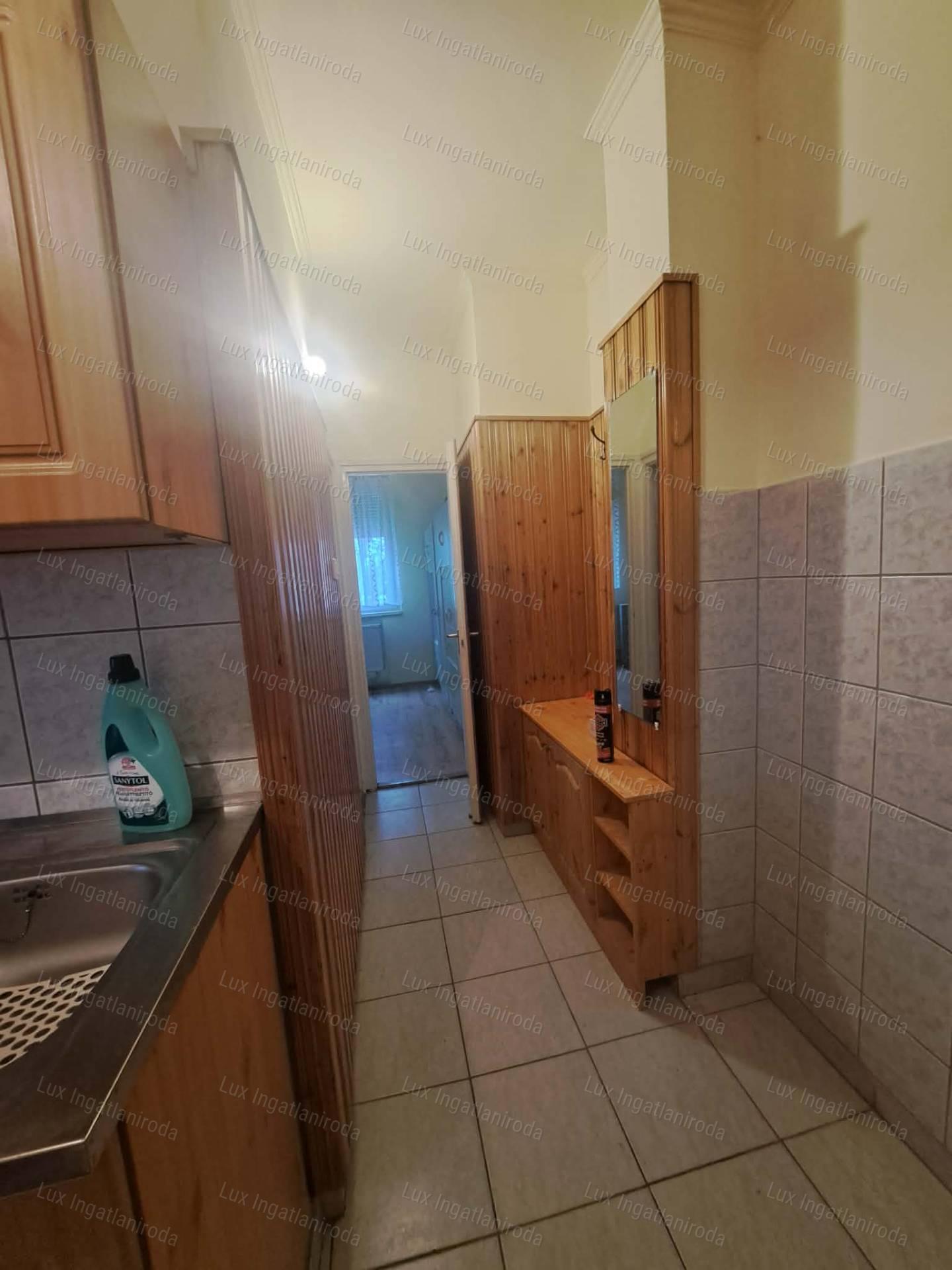 Eladó Oroszlányon egy 51 m²-es, két szobás-erkélyes 2. emeleti lakás!