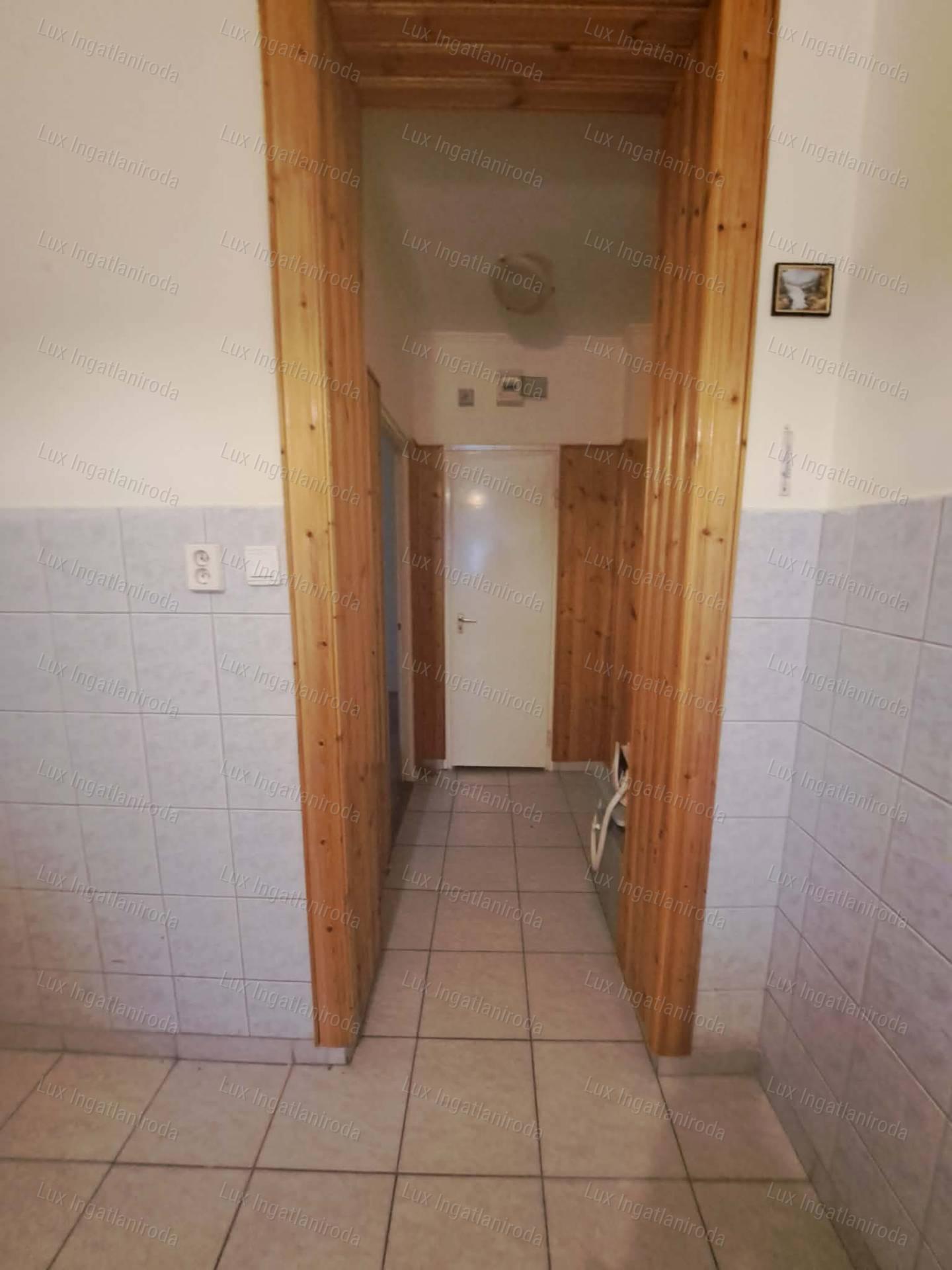 Eladó Oroszlányon egy 51 m²-es, két szobás-erkélyes 2. emeleti lakás!