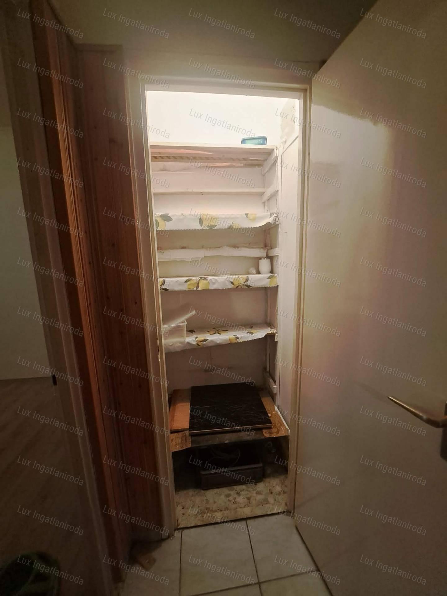 Eladó Oroszlányon egy 51 m²-es, két szobás-erkélyes 2. emeleti lakás!