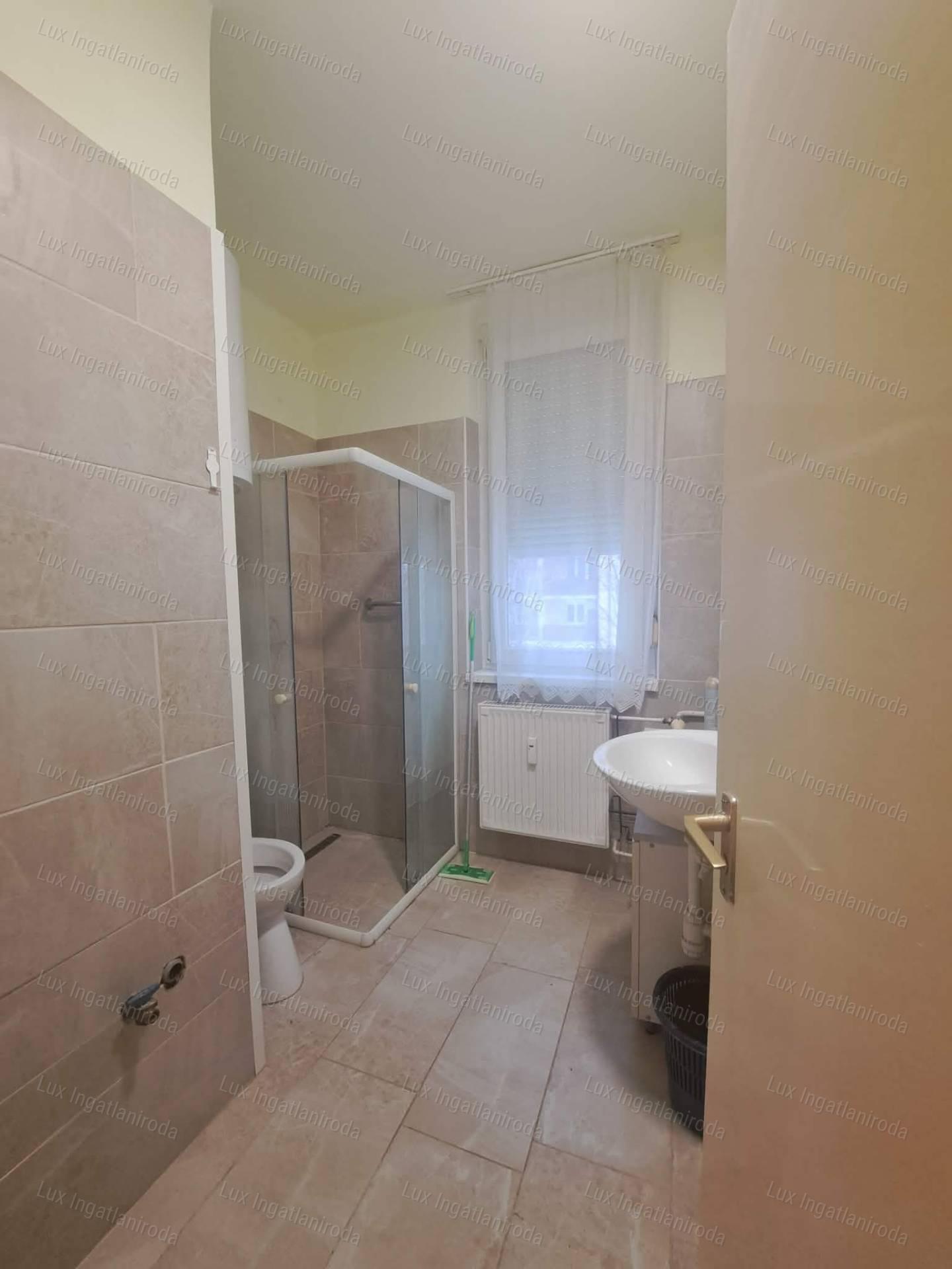 Eladó Oroszlányon egy 51 m²-es, két szobás-erkélyes 2. emeleti lakás!