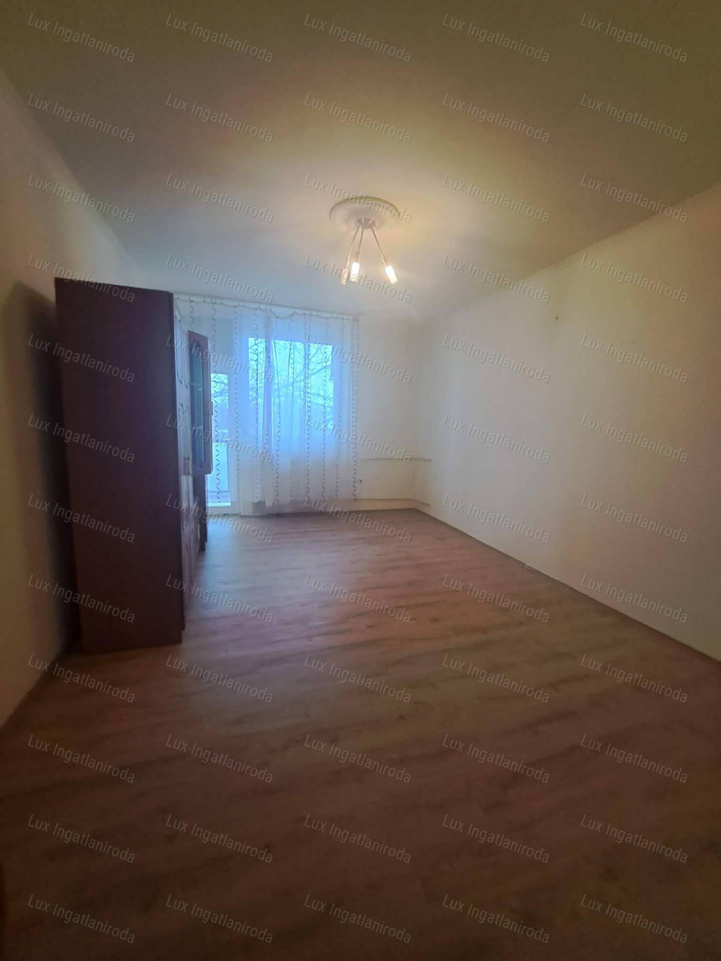Eladó Oroszlányon egy 51 m²-es, két szobás-erkélyes 2. emeleti lakás!