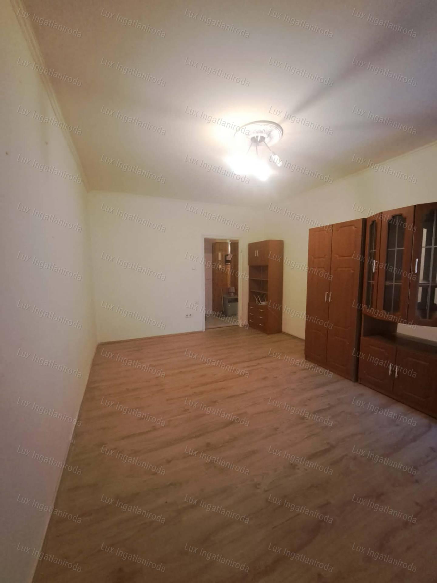 Eladó Oroszlányon egy 51 m²-es, két szobás-erkélyes 2. emeleti lakás!