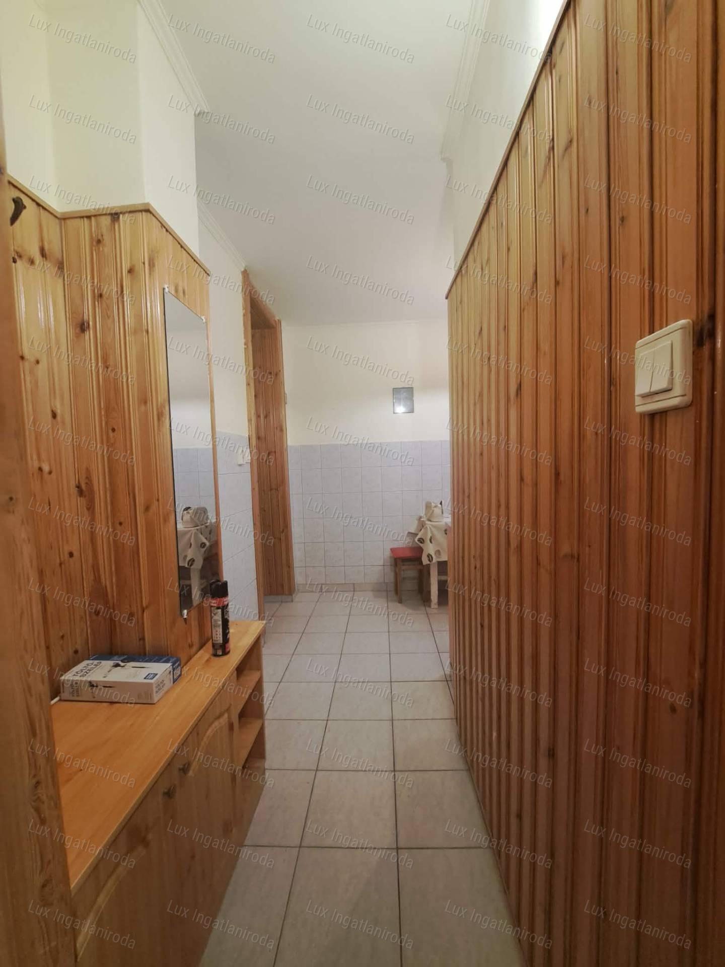 Eladó Oroszlányon egy 51 m²-es, két szobás-erkélyes 2. emeleti lakás!