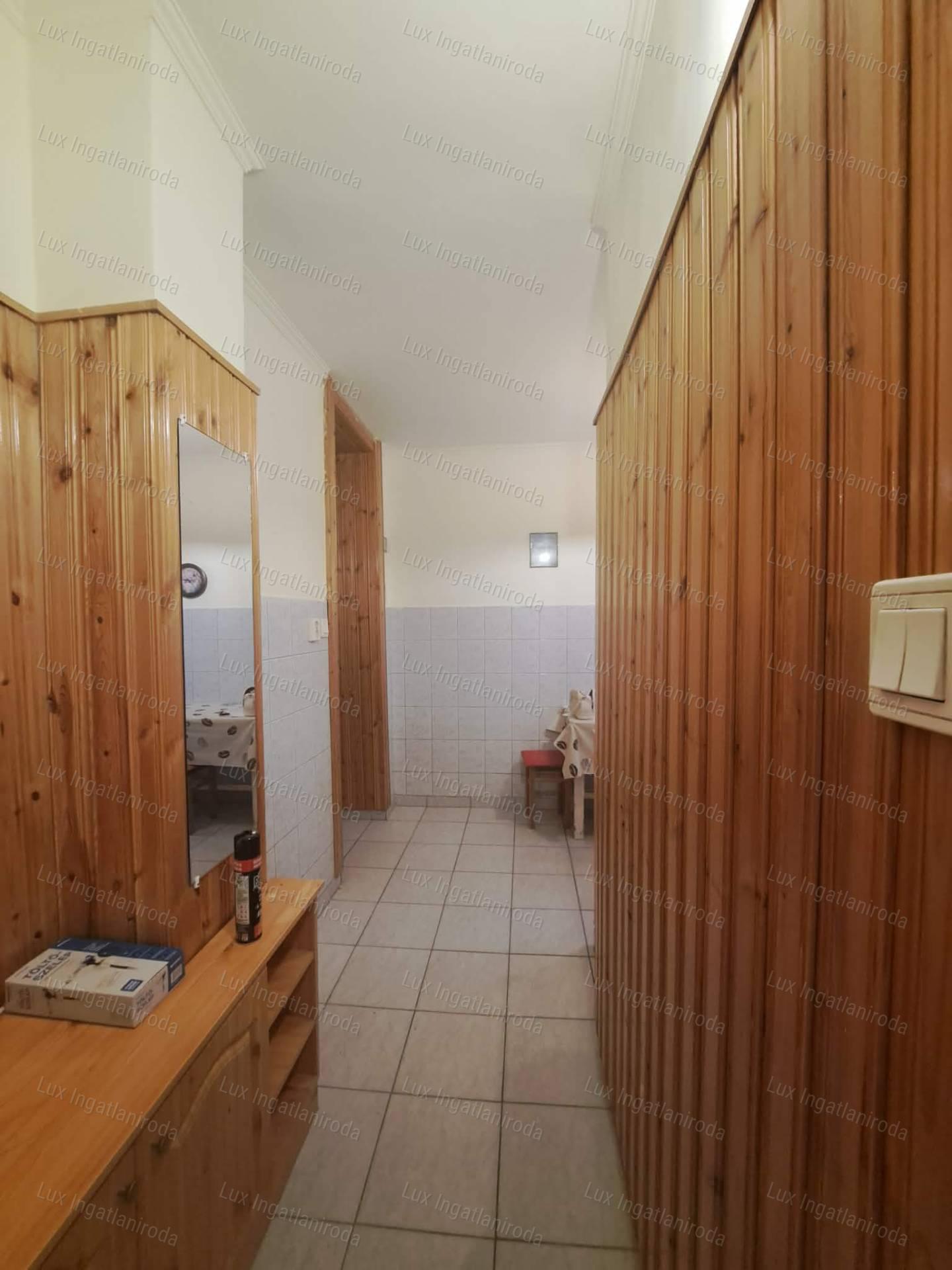 Eladó Oroszlányon egy 51 m²-es, két szobás-erkélyes 2. emeleti lakás!