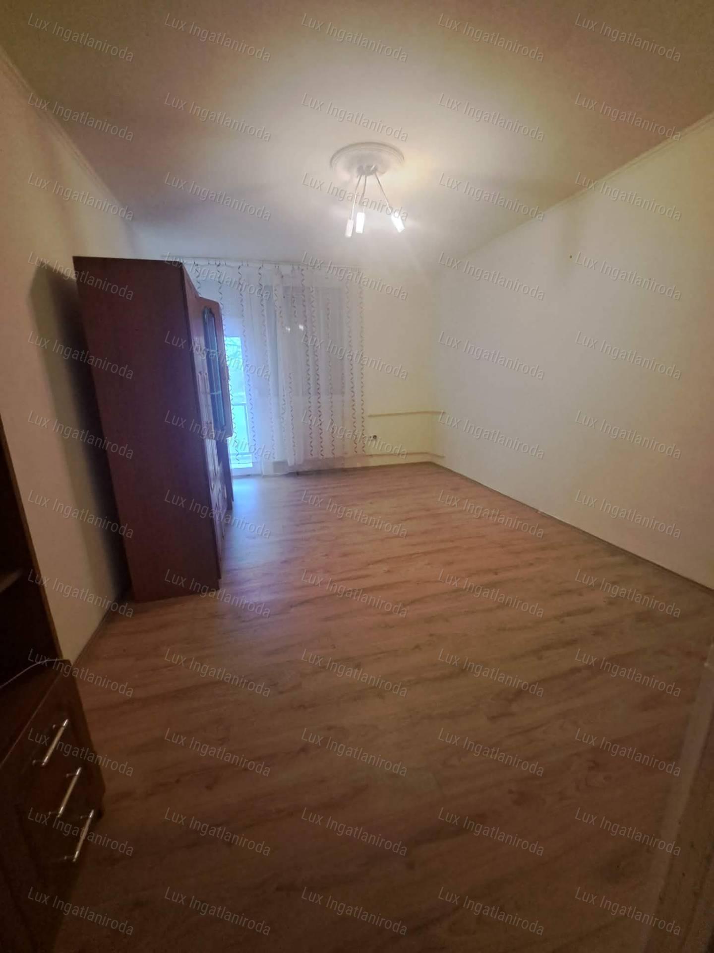Eladó Oroszlányon egy 51 m²-es, két szobás-erkélyes 2. emeleti lakás!