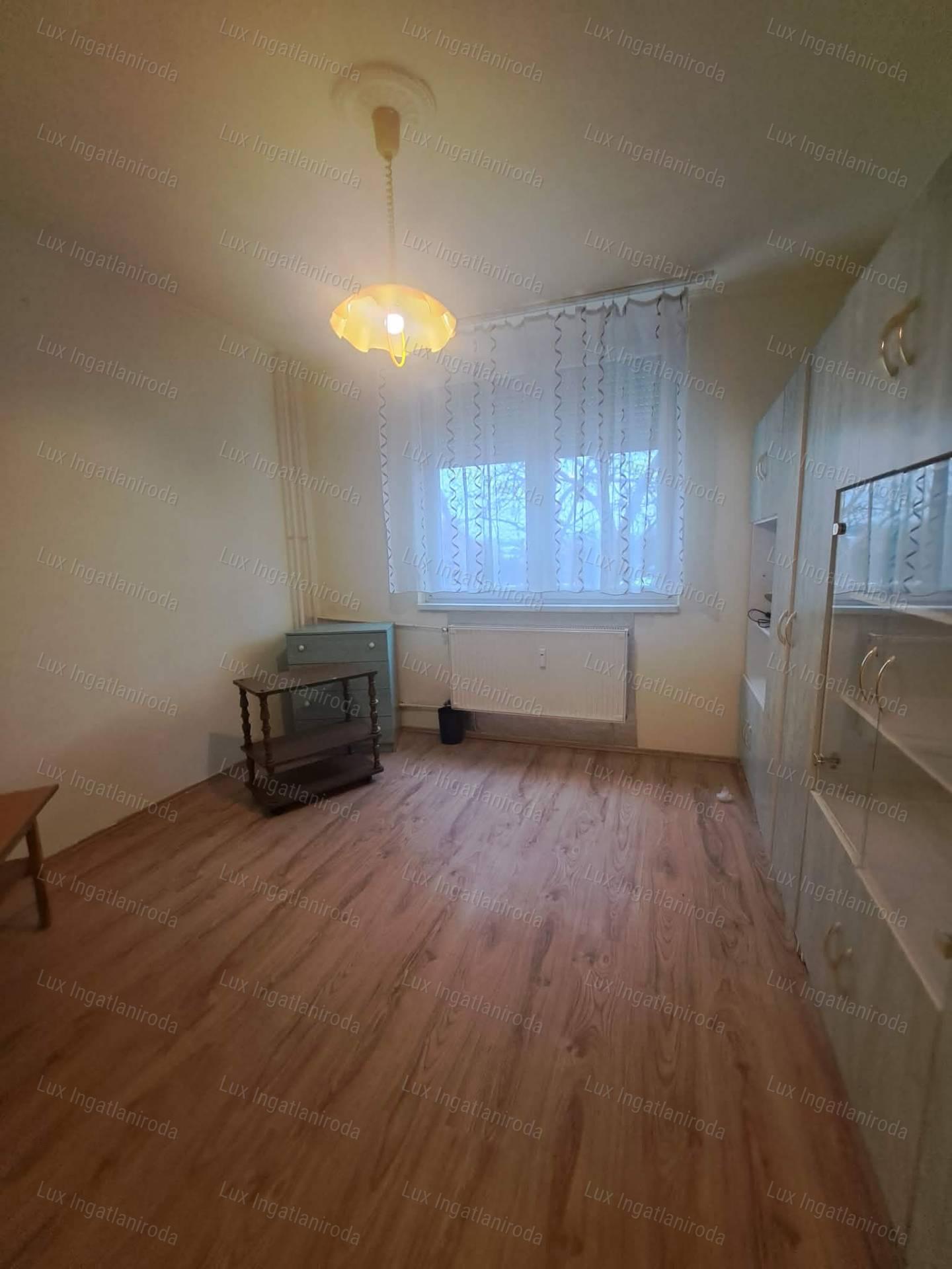 Eladó Oroszlányon egy 51 m²-es, két szobás-erkélyes 2. emeleti lakás!