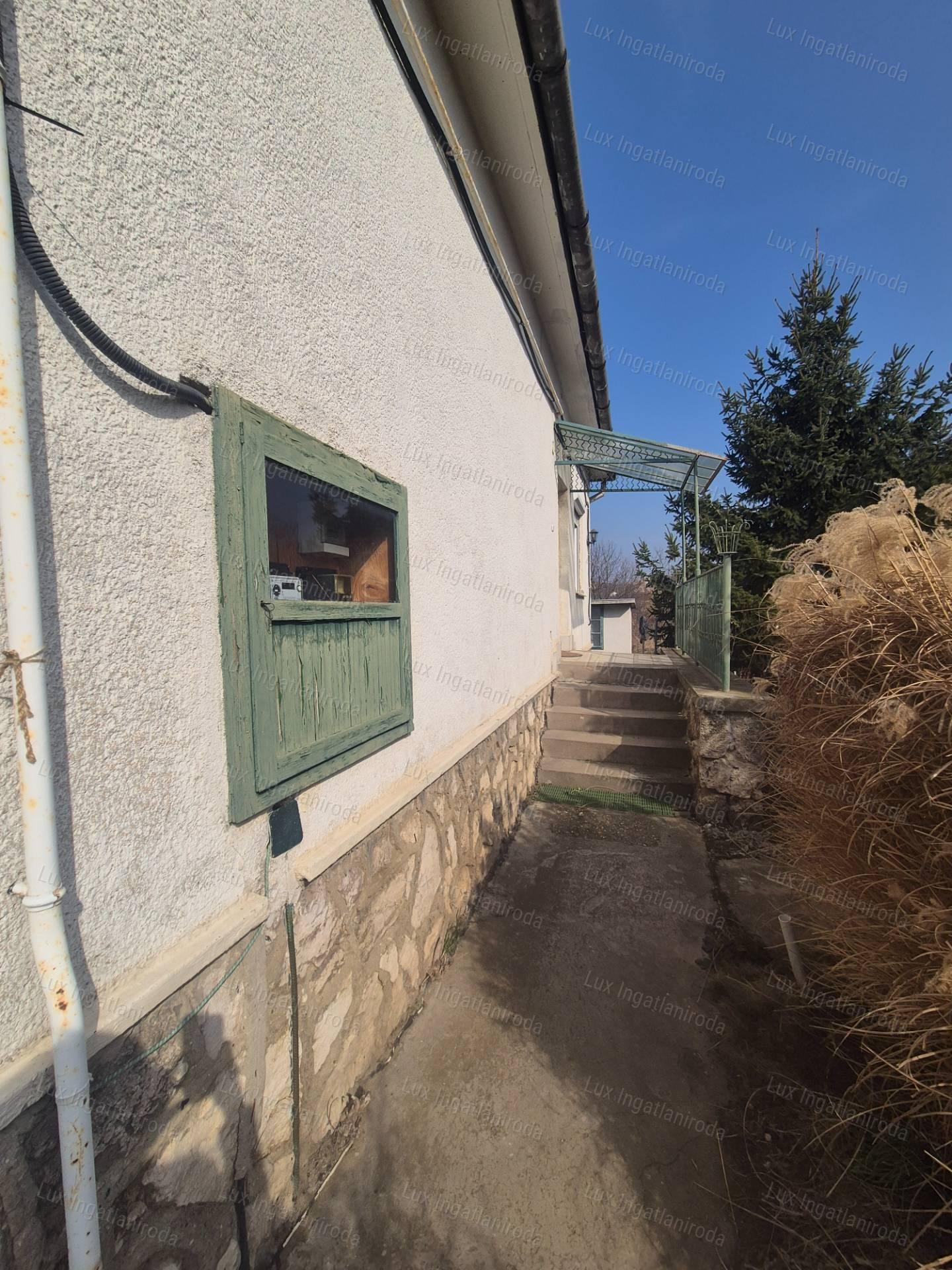 Oroszlány, Haraszthegyi utcában családi ház