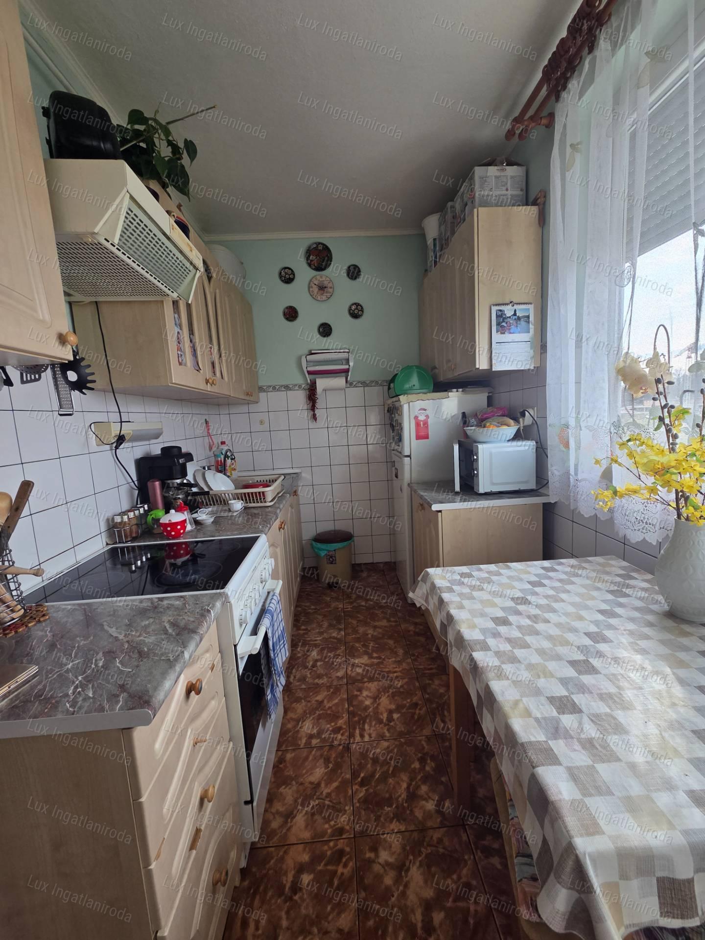 Eladó 4. emeleti világos 49nm-es 2 szobás lakás franciaerkéllyel !