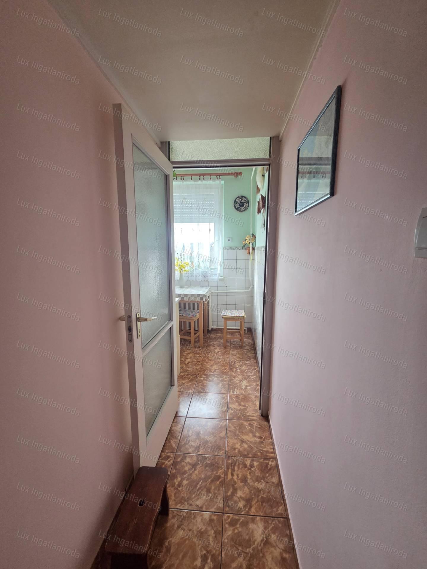 Eladó 4. emeleti világos 49nm-es 2 szobás lakás franciaerkéllyel !
