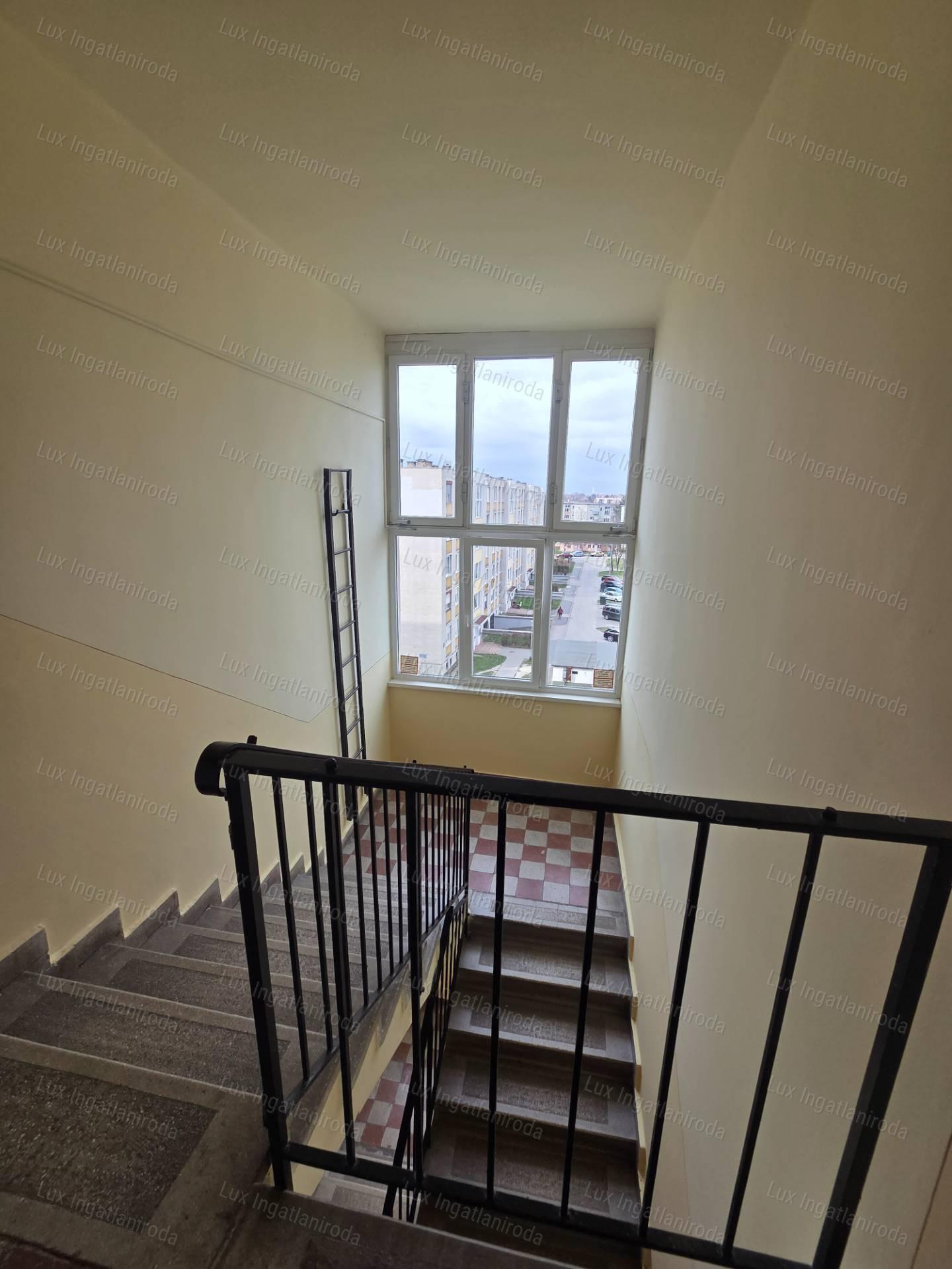 Eladó 53 m²-es, 2 szobás, 4. emeleti lakás nagy erkéllyel Oroszlányban!