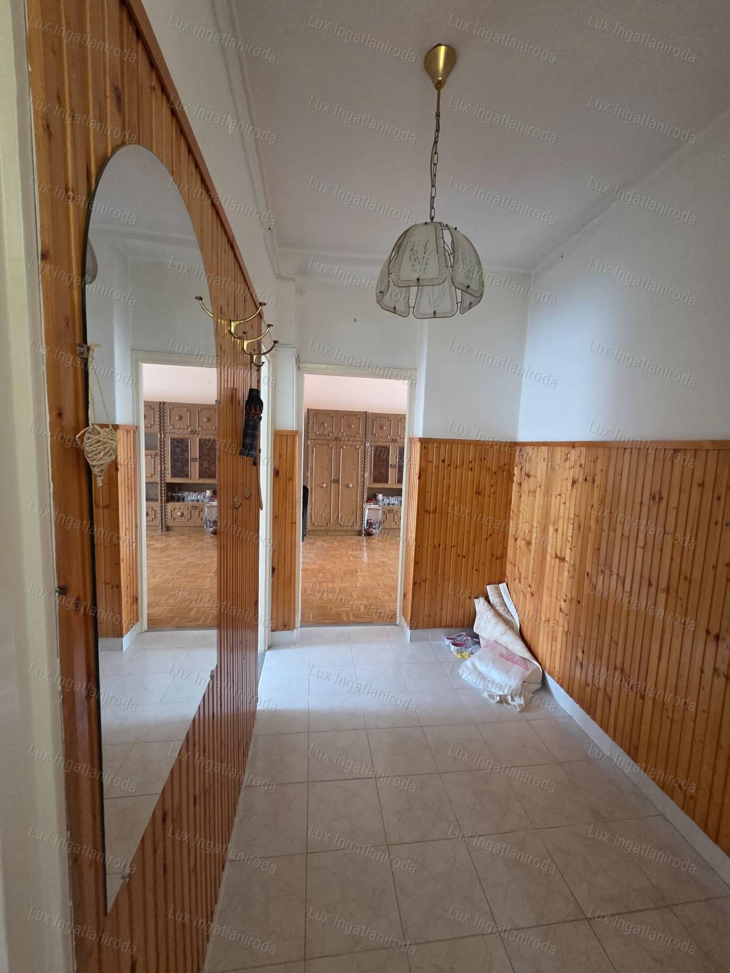 Eladó 53 m²-es, 2 szobás, 4. emeleti lakás nagy erkéllyel Oroszlányban!