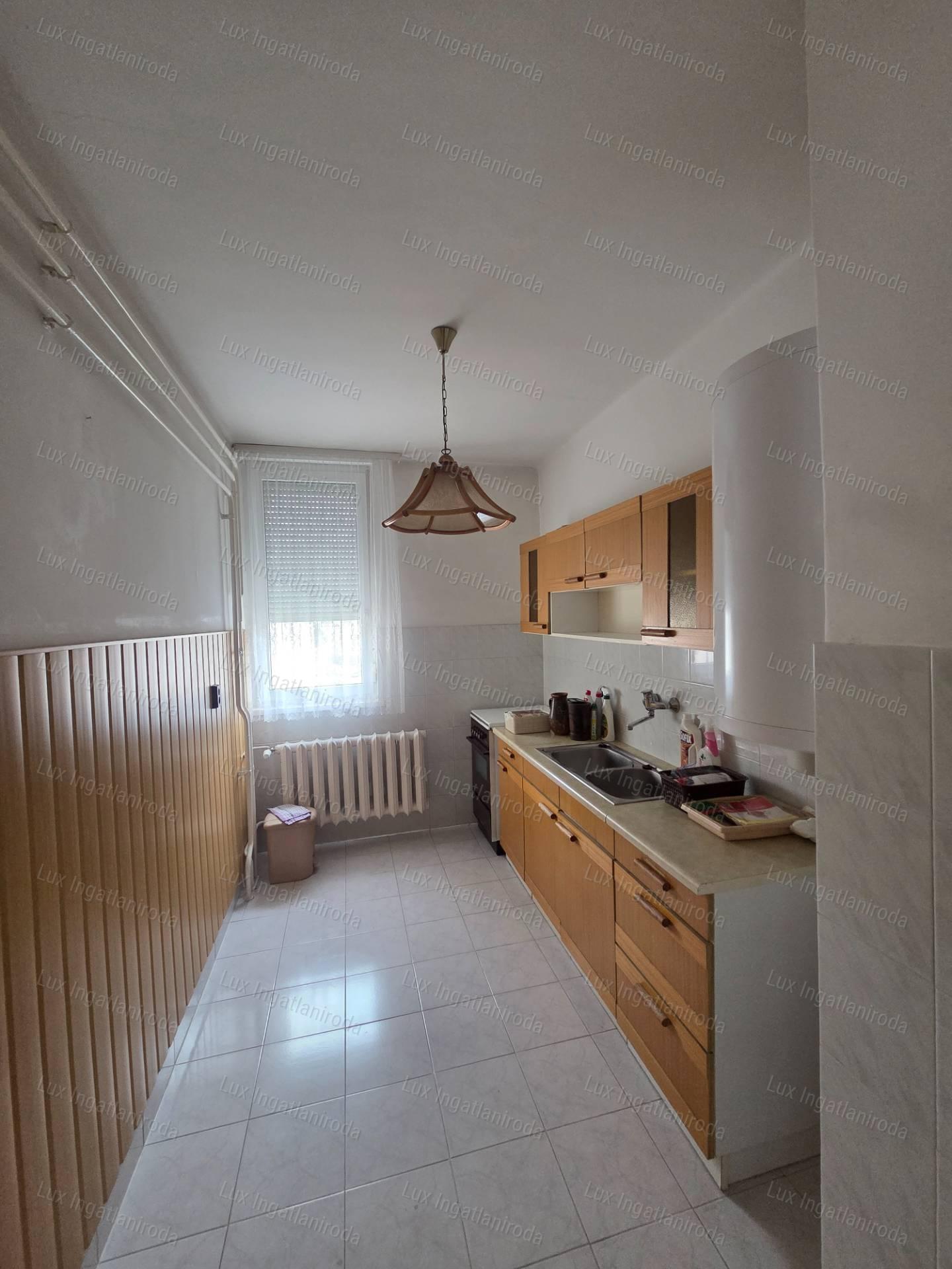 Eladó 53 m²-es, 2 szobás, 4. emeleti lakás nagy erkéllyel Oroszlányban!