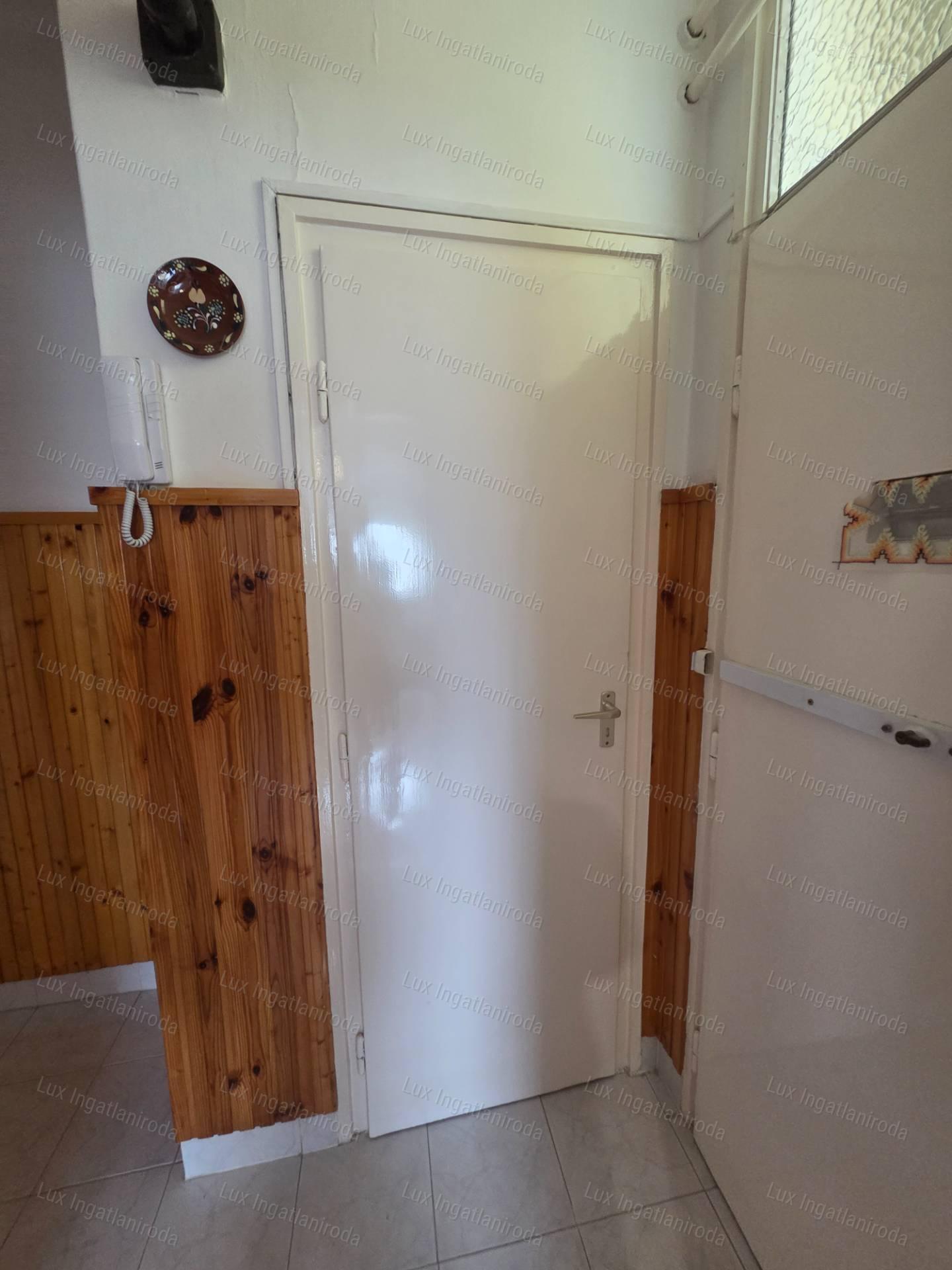 Eladó 53 m²-es, 2 szobás, 4. emeleti lakás nagy erkéllyel Oroszlányban!