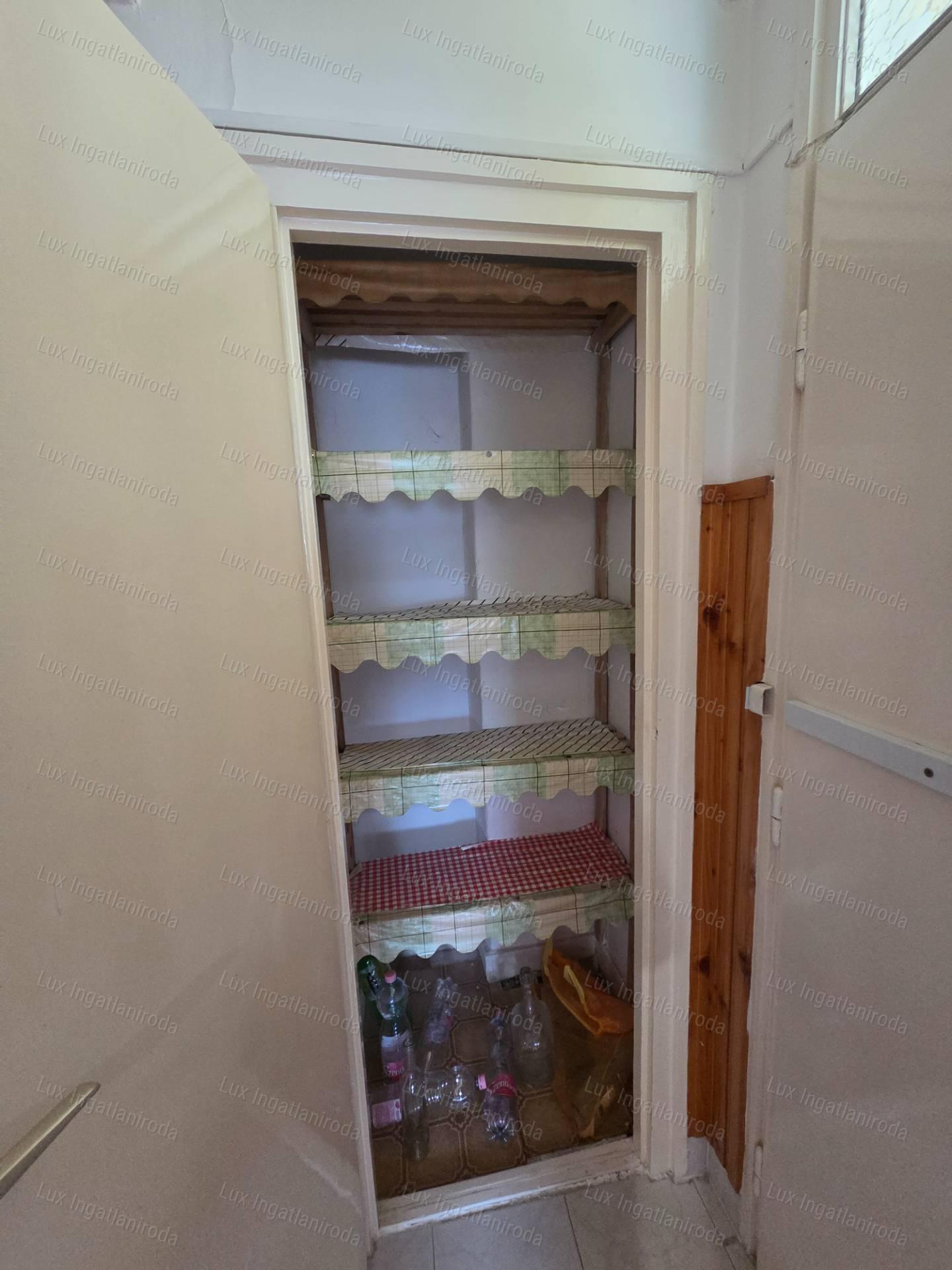 Eladó 53 m²-es, 2 szobás, 4. emeleti lakás nagy erkéllyel Oroszlányban!