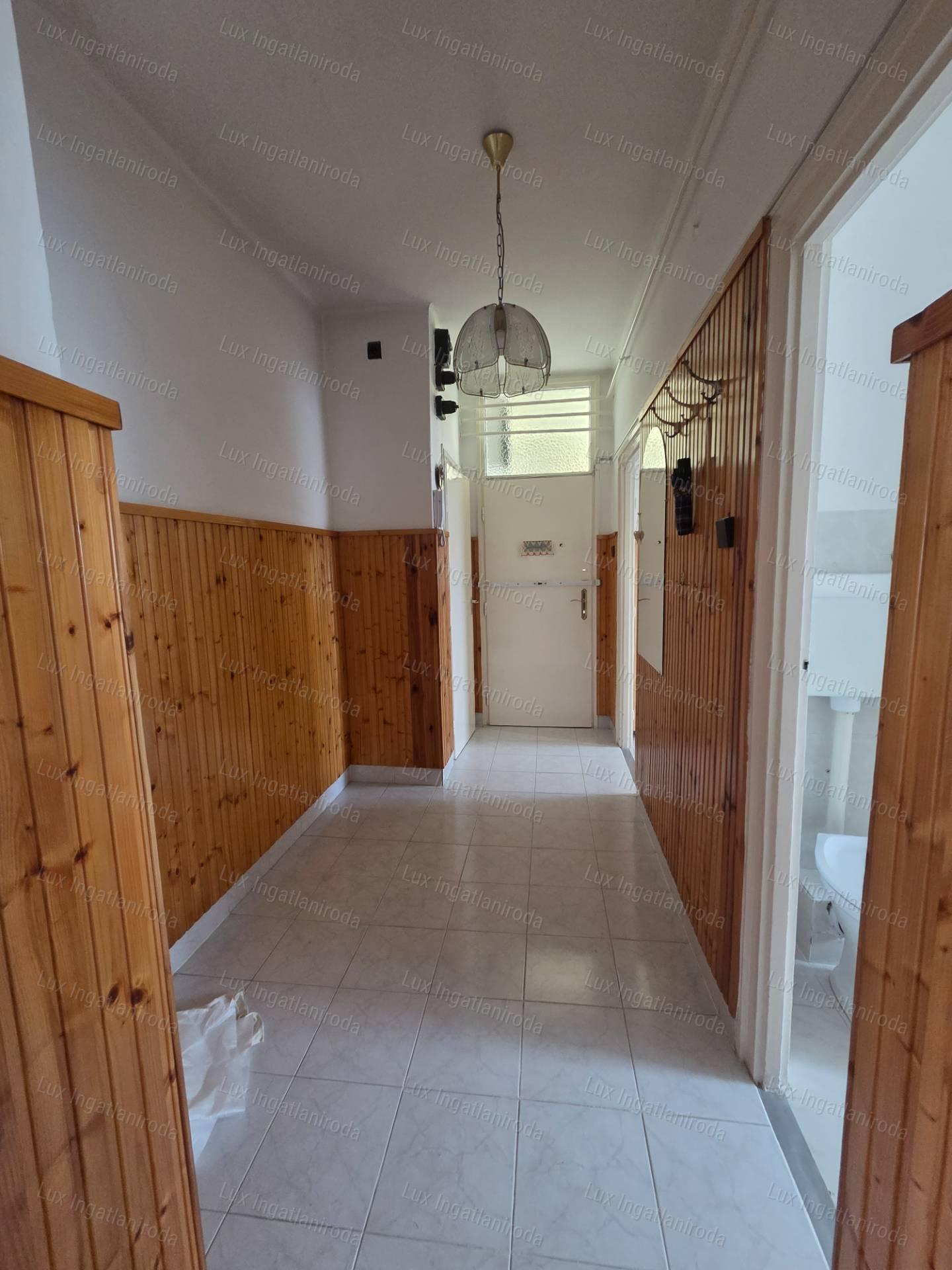Eladó 53 m²-es, 2 szobás, 4. emeleti lakás nagy erkéllyel Oroszlányban!