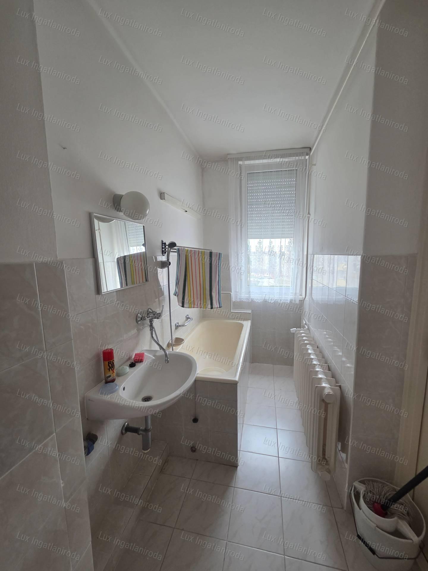 Eladó 53 m²-es, 2 szobás, 4. emeleti lakás nagy erkéllyel Oroszlányban!