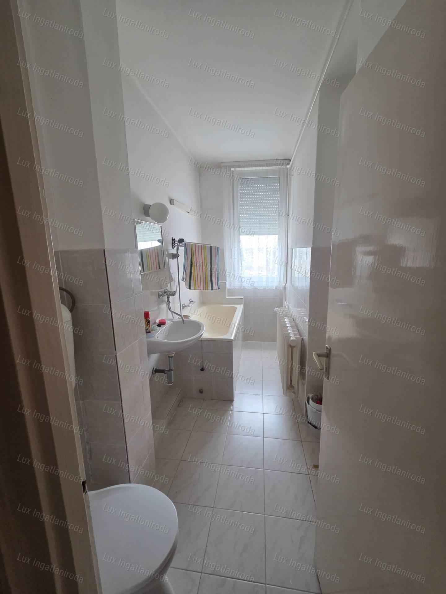 Eladó 53 m²-es, 2 szobás, 4. emeleti lakás nagy erkéllyel Oroszlányban!