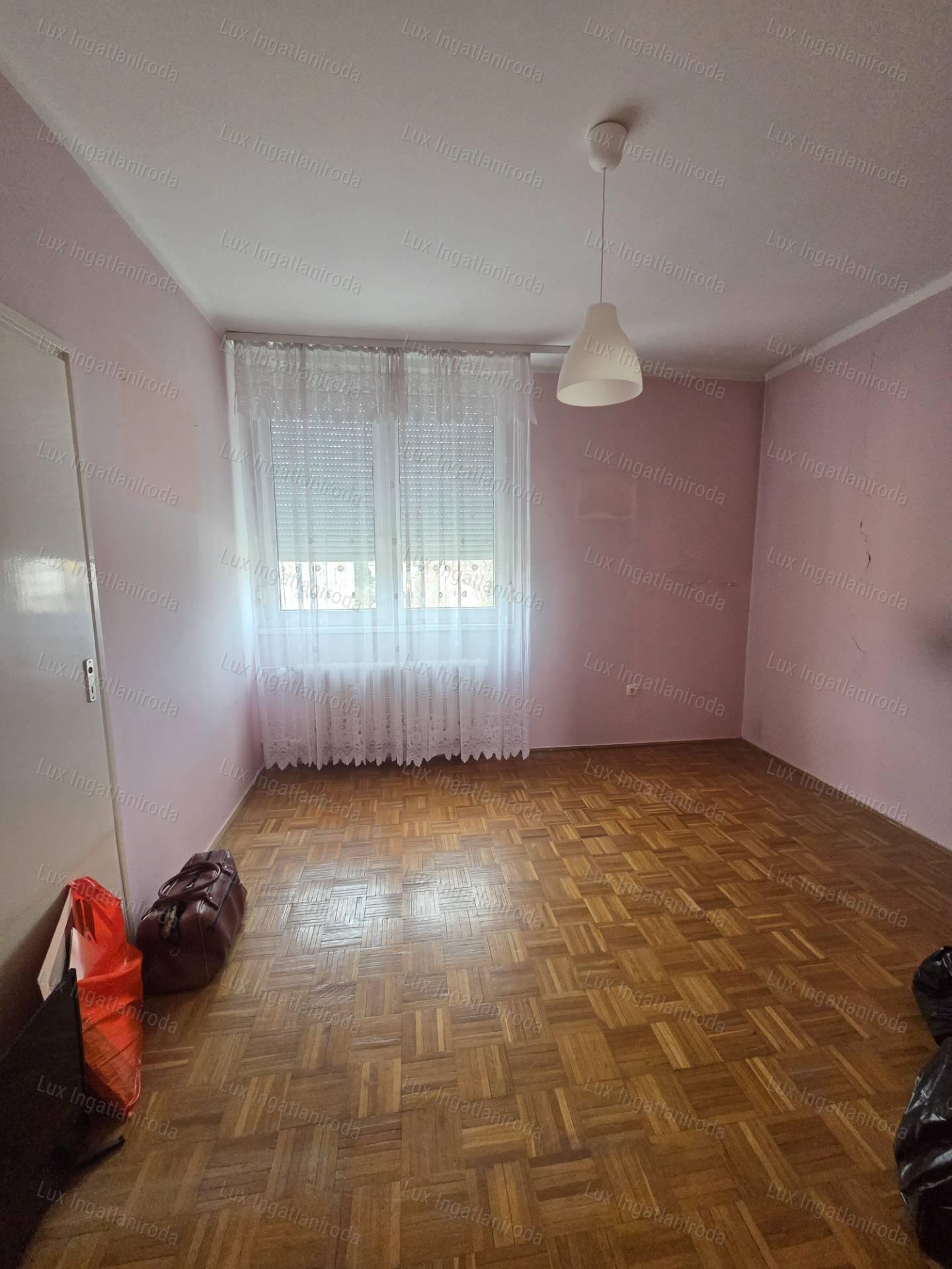 Eladó 53 m²-es, 2 szobás, 4. emeleti lakás nagy erkéllyel Oroszlányban!