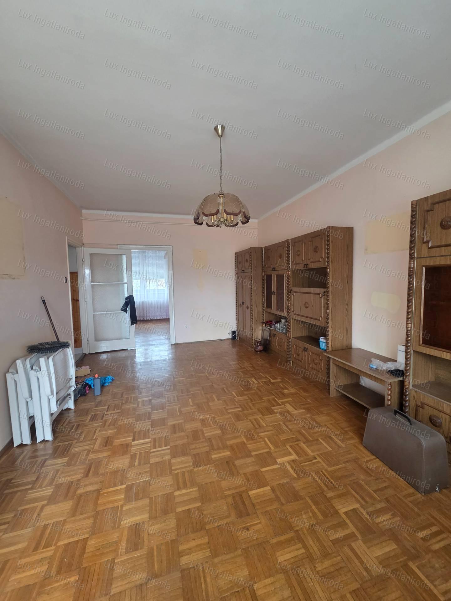 Eladó 53 m²-es, 2 szobás, 4. emeleti lakás nagy erkéllyel Oroszlányban!