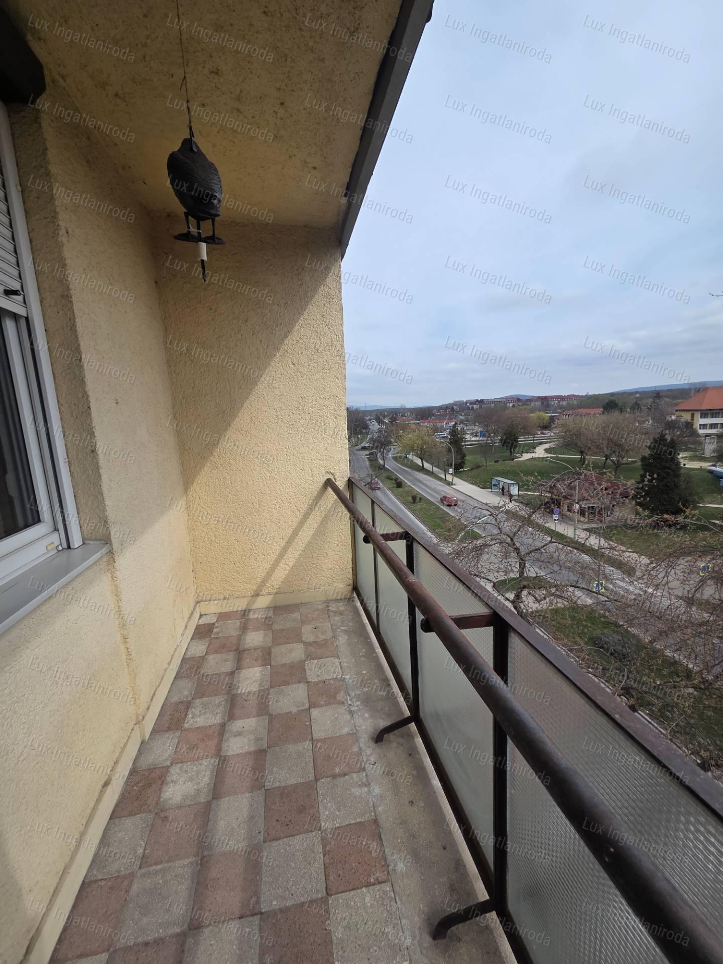 Eladó 53 m²-es, 2 szobás, 4. emeleti lakás nagy erkéllyel Oroszlányban!