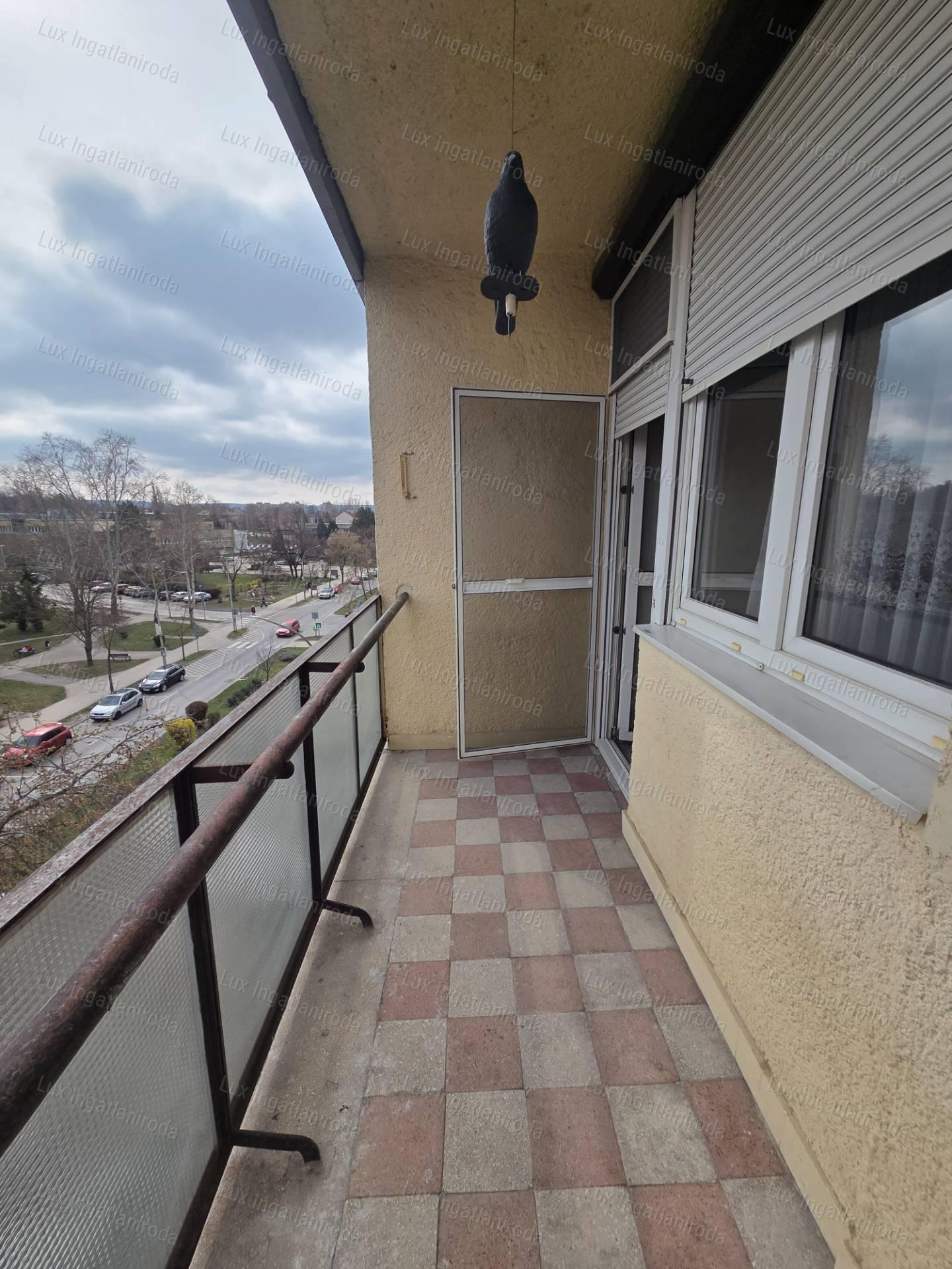 Eladó 53 m²-es, 2 szobás, 4. emeleti lakás nagy erkéllyel Oroszlányban!