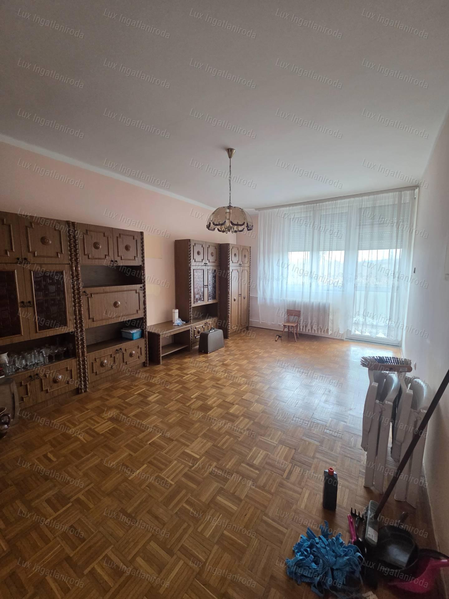 Eladó 53 m²-es, 2 szobás, 4. emeleti lakás nagy erkéllyel Oroszlányban!