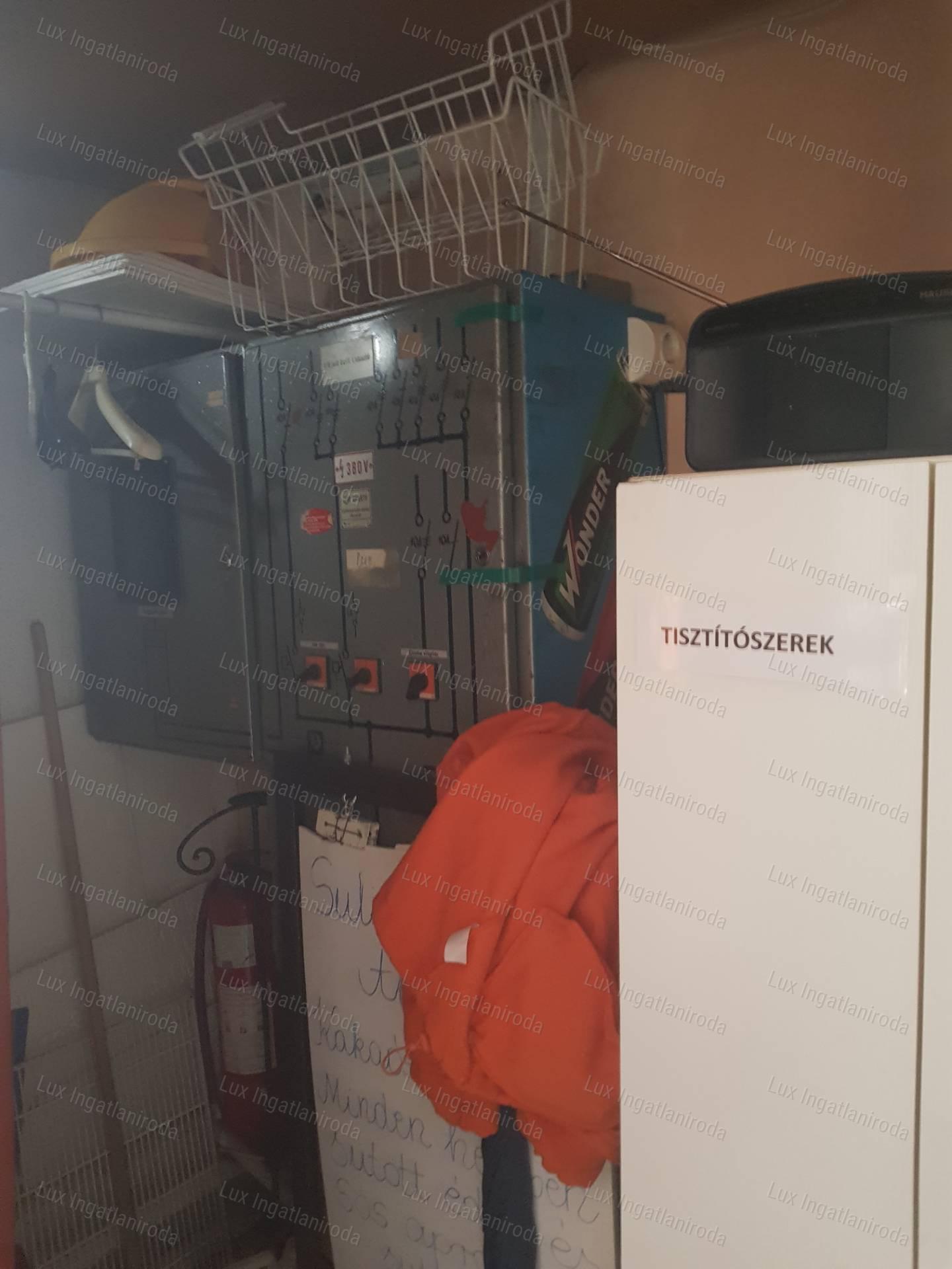ELADÓ üzlethelyiség a KONZUM emeletén!